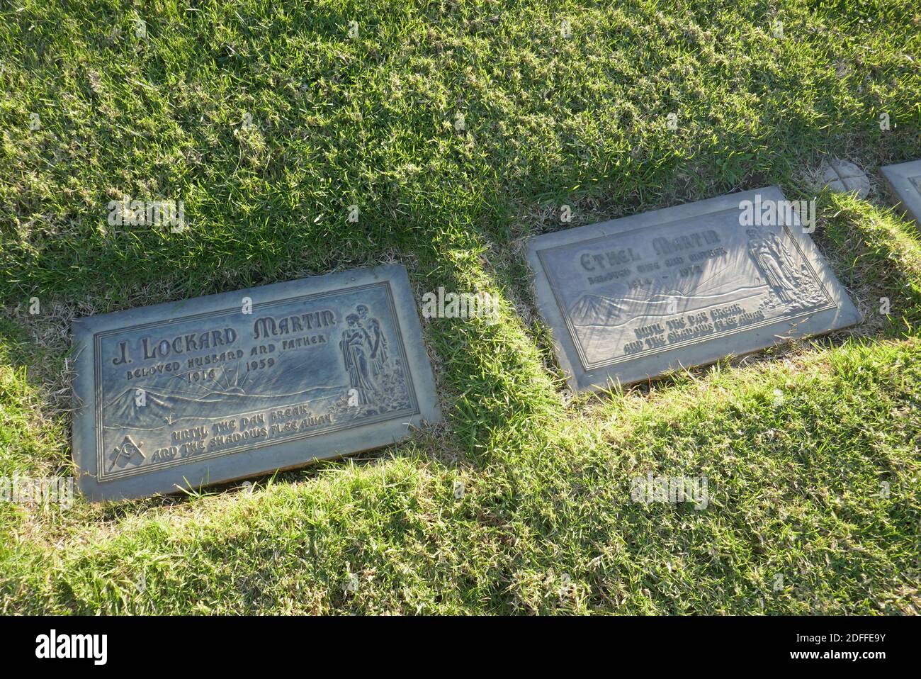 Los Angeles, California, USA 3 dicembre 2020 UNA visione generale dell'atmosfera di Actor Lock Martins grave, vero nome Joseph Lockard Martin Jr. A Forest Lawn Memorial Park Hollywood Hills il 3 dicembre 2020 a Los Angeles, California, USA. Foto di Barry King/Alamy Stock foto Foto Stock