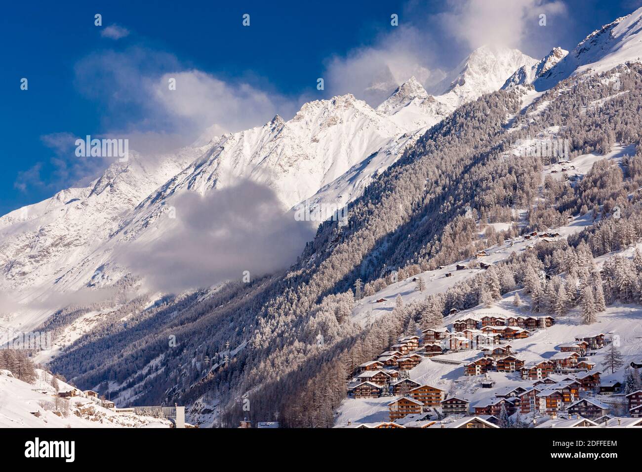 Calets e Condos sulla collina sopra la città di Zermatt nel Canton Vallese, Svizzera Foto Stock