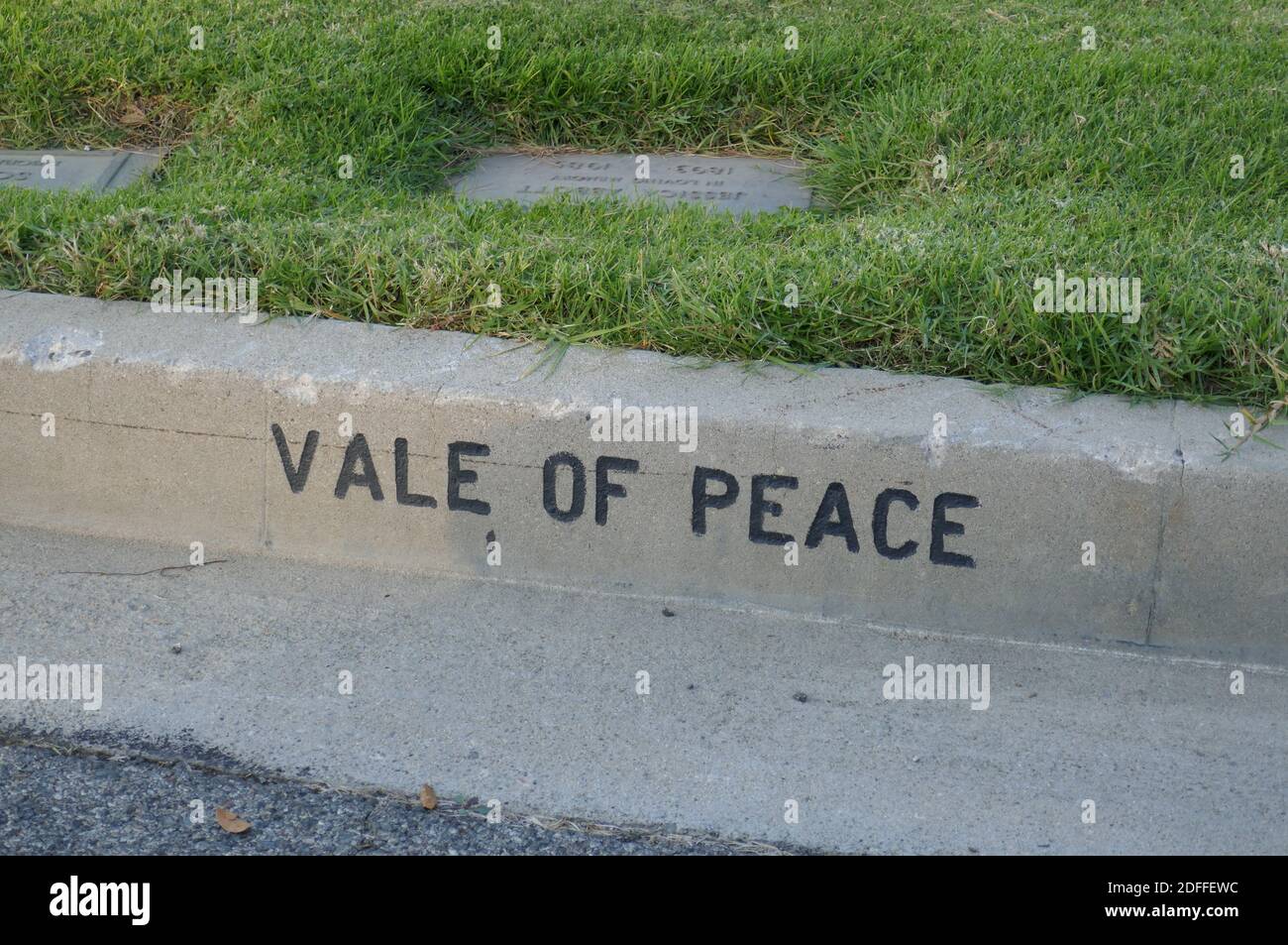 Los Angeles, California, USA 3 dicembre 2020 UNA visione generale dell'atmosfera di Actor Lock Martins grave, vero nome Joseph Lockard Martin Jr. A Forest Lawn Memorial Park Hollywood Hills il 3 dicembre 2020 a Los Angeles, California, USA. Foto di Barry King/Alamy Stock foto Foto Stock
