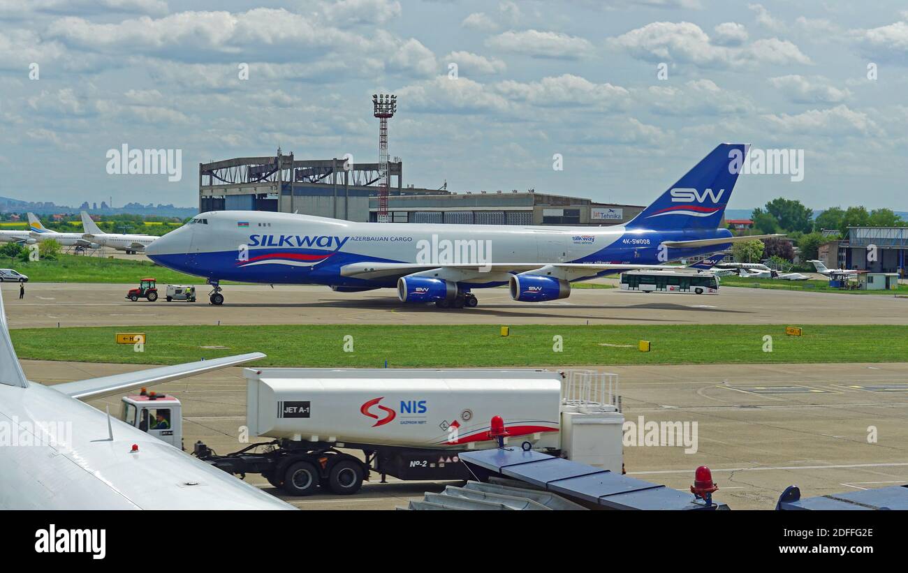 Belgrado, Serbia - 01 maggio 2015: Silkway Azerbaigian cargo jumbojet aereo Boeing 747 all'aeroporto Nikola Tesla, Surcin. Foto Stock