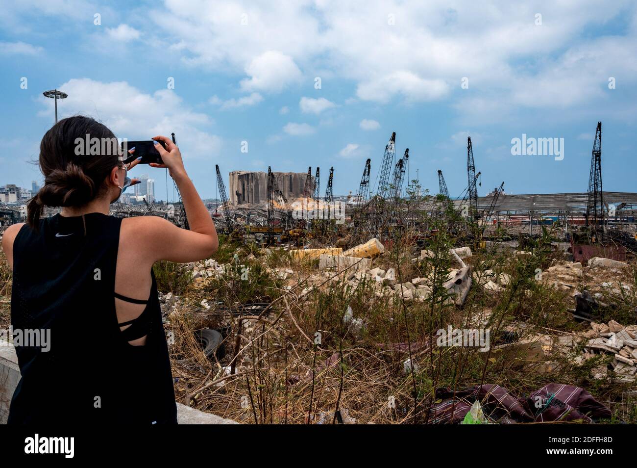 Le persone che si avvicinano al porto, sul luogo dell'esplosione, il 3° giorno dopo un'enorme esplosione sconosciuta al porto di Beirut, in Libano, il 7 agosto 2020. Foto di Ammar Abd Rabbo/ABACAPRESS.COM Foto Stock