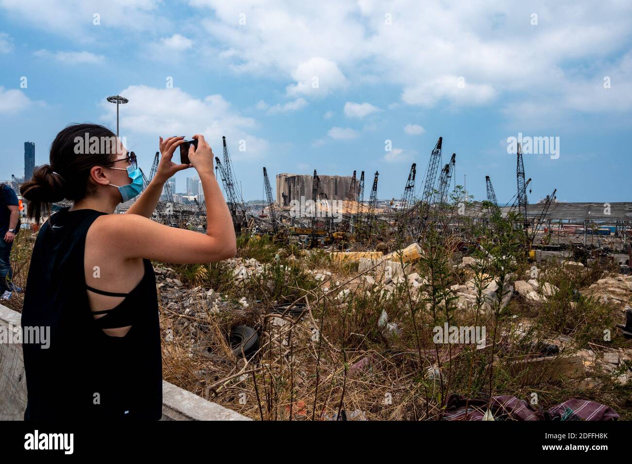 Le persone che si avvicinano al porto, sul luogo dell'esplosione, il 3° giorno dopo un'enorme esplosione sconosciuta al porto di Beirut, in Libano, il 7 agosto 2020. Foto di Ammar Abd Rabbo/ABACAPRESS.COM Foto Stock