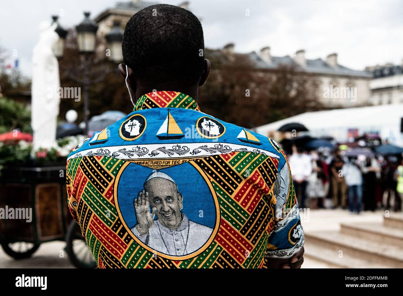 Un uomo indossa un abito con un ritratto di papa Francesco sulla schiena. Parigi, Francia, 14 agosto 2020. I cattolici francesi hanno deificato i guai del coronavirus e hanno marciato in processione venerdì verso la Cattedrale di Notre-Dame come parte di un pellegrinaggio di una settimana, anche se il governo ha dichiarato Parigi una zona ad alto rischio. I dati del governo hanno mostrato più di 2,500 nuove infezioni del nuovo coronavirus in Francia per il terzo giorno di fila. Foto di Daniel Derajinski/ABACAPRESS.COM Foto Stock