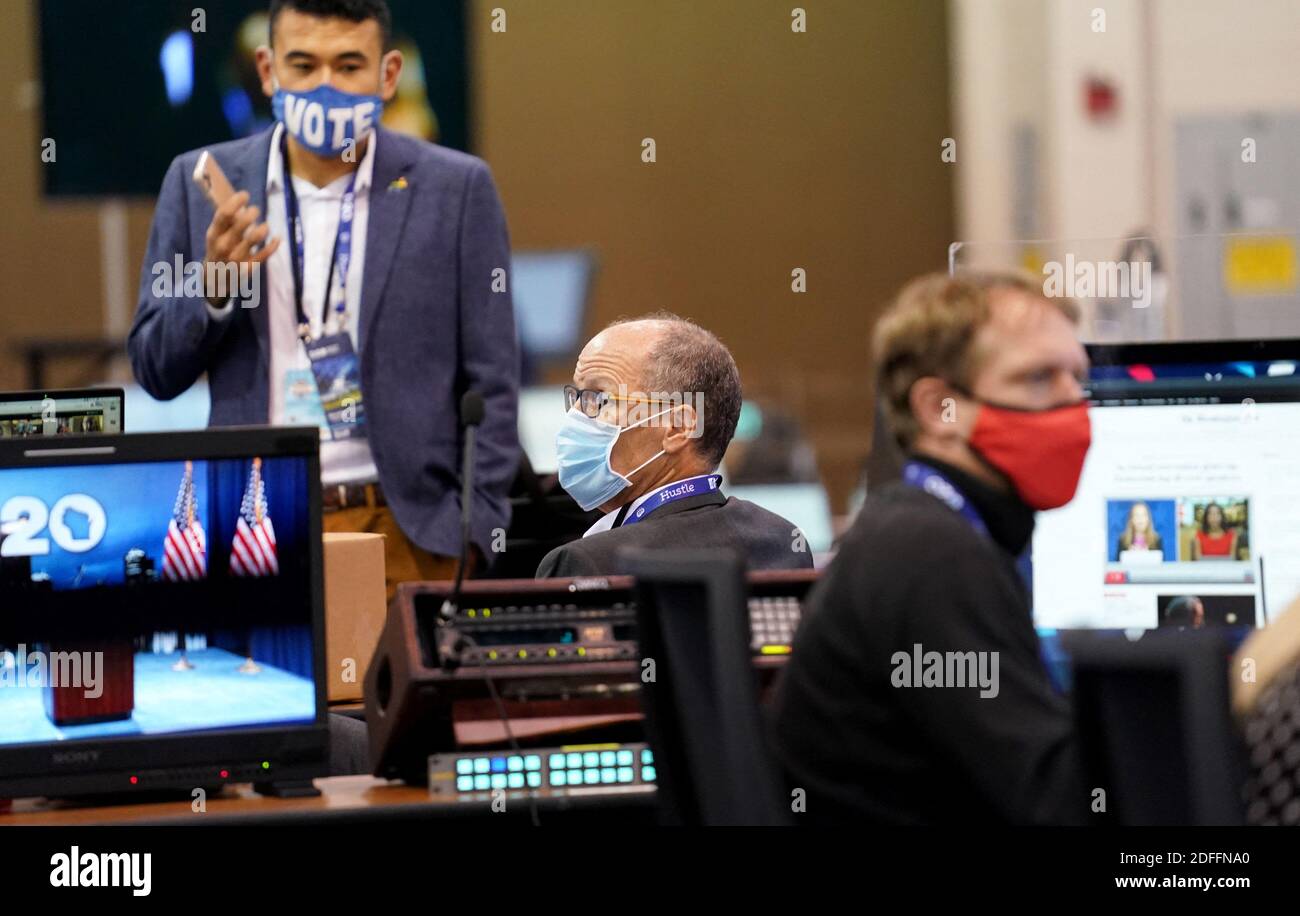 La sedia DNC Tom Perez, Lower, è vista come il lavoro è fatto nella sala di controllo prima che la programmazione abbia inizio durante la Convention Nazionale Democratica al Wisconsin Center. Milwaukee, WI, USA, 17 agosto 2020. Foto di Mike De Sisti/Pool/ABACAPRESS.COM Foto Stock