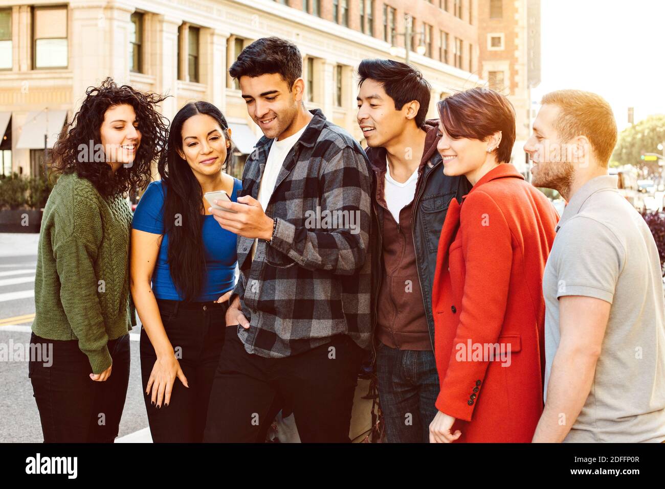 Gruppo di giovani adulti si alzano e aspettano il loro giro - App - Ride Share - Urban Foto Stock