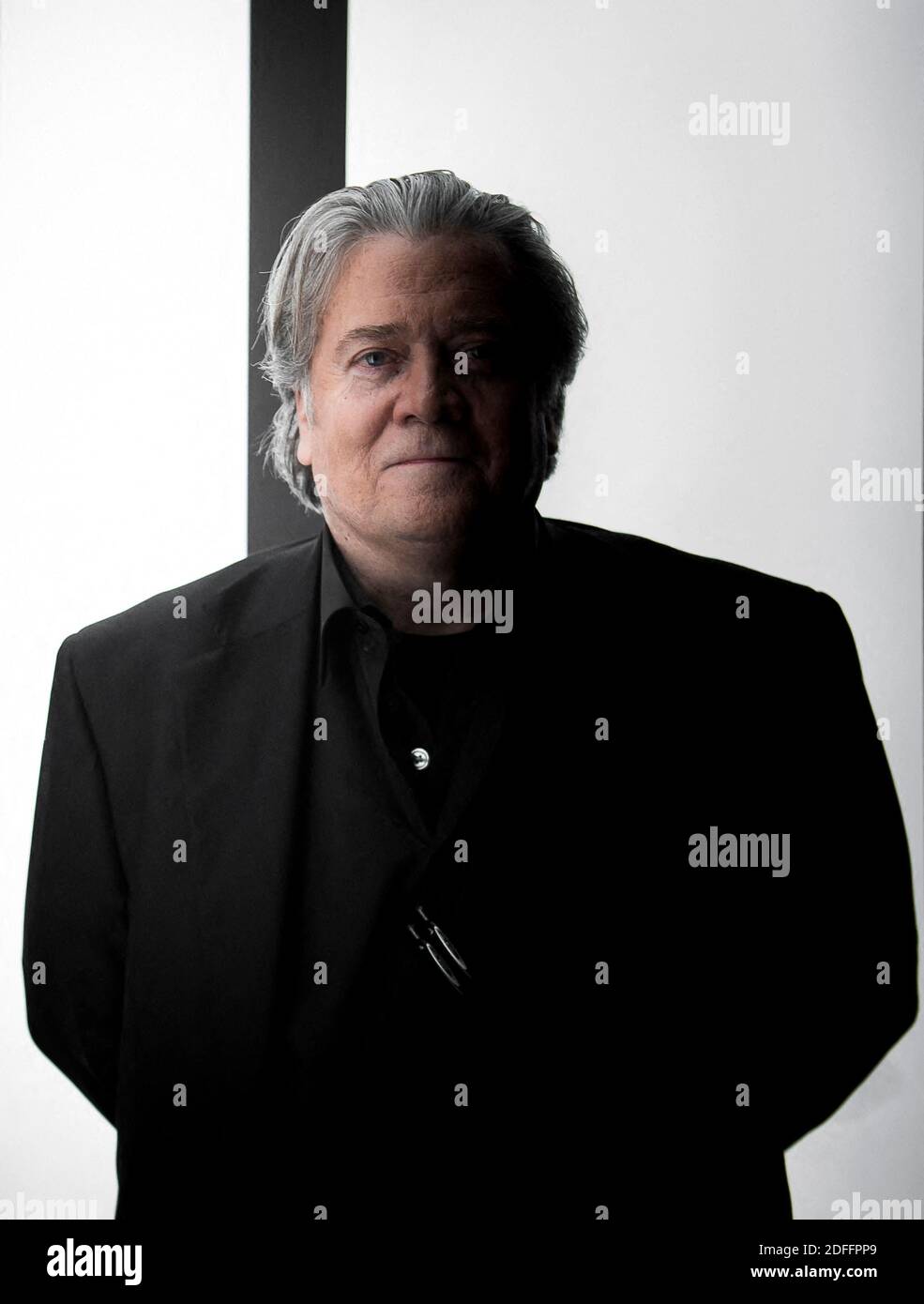 File photo - Exclusive - ex consulente controverso per il presidente degli Stati Uniti Steve Bannon pone per le immagini prima della sua apparizione su BFM TV a Parigi, Francia, 20 maggio 2019. L'ex stratega capo della Casa Bianca Steve Bannon è stato arrestato con l'accusa di defraudare centinaia di migliaia di donatori attraverso la sua campagna di raccolta fondi "We Build the Wall". Bannon e altri tre furono incriminati in un'indagine federale nel distretto meridionale di New York. I pubblici ministeri denunciano i quattro donatori depredati aumentando "più di 25 milioni di dollari per costruire un muro lungo il confine meridionale degli Stati Uniti", ma alcuni Foto Stock
