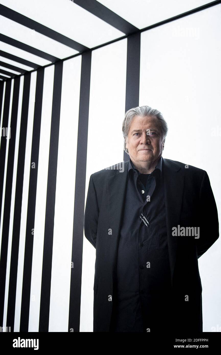 File photo - Exclusive - ex consulente controverso per il presidente degli Stati Uniti Steve Bannon pone per le immagini prima della sua apparizione su BFM TV a Parigi, Francia, 20 maggio 2019. L'ex stratega capo della Casa Bianca Steve Bannon è stato arrestato con l'accusa di defraudare centinaia di migliaia di donatori attraverso la sua campagna di raccolta fondi "We Build the Wall". Bannon e altri tre furono incriminati in un'indagine federale nel distretto meridionale di New York. I pubblici ministeri denunciano i quattro donatori depredati aumentando "più di 25 milioni di dollari per costruire un muro lungo il confine meridionale degli Stati Uniti", ma alcuni Foto Stock