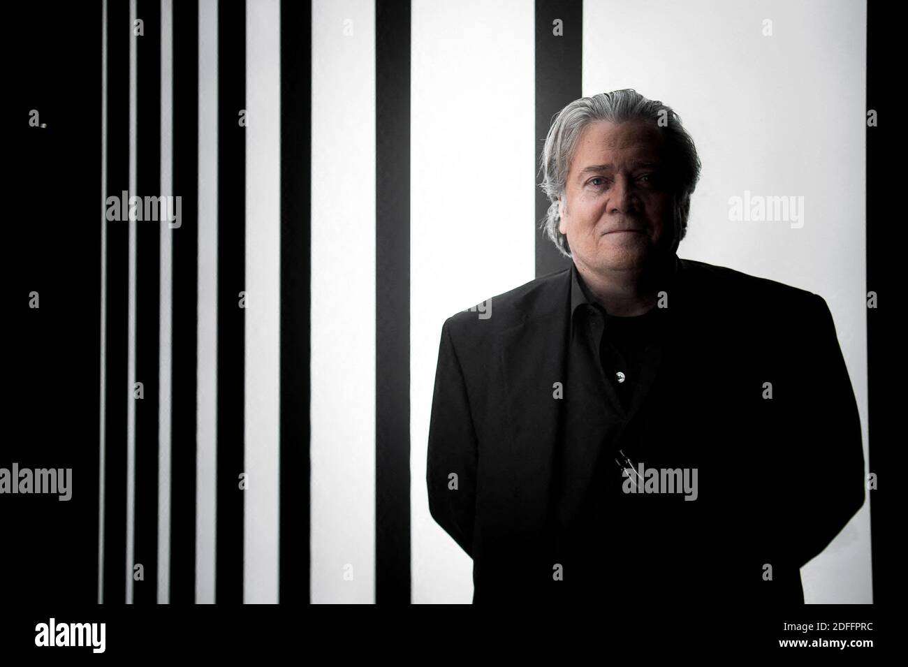 File photo - Exclusive - ex consulente controverso per il presidente degli Stati Uniti Steve Bannon pone per le immagini prima della sua apparizione su BFM TV a Parigi, Francia, 20 maggio 2019. L'ex stratega capo della Casa Bianca Steve Bannon è stato arrestato con l'accusa di defraudare centinaia di migliaia di donatori attraverso la sua campagna di raccolta fondi "We Build the Wall". Bannon e altri tre furono incriminati in un'indagine federale nel distretto meridionale di New York. I pubblici ministeri denunciano i quattro donatori depredati aumentando "più di 25 milioni di dollari per costruire un muro lungo il confine meridionale degli Stati Uniti", ma alcuni Foto Stock