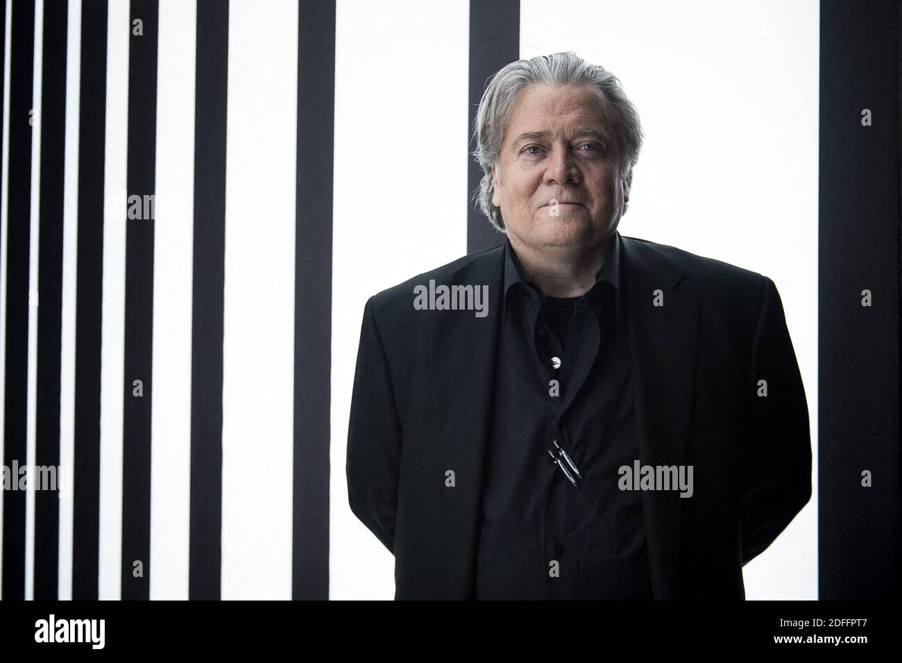 File photo - Exclusive - ex consulente controverso per il presidente degli Stati Uniti Steve Bannon pone per le immagini prima della sua apparizione su BFM TV a Parigi, Francia, 20 maggio 2019. L'ex stratega capo della Casa Bianca Steve Bannon è stato arrestato con l'accusa di defraudare centinaia di migliaia di donatori attraverso la sua campagna di raccolta fondi "We Build the Wall". Bannon e altri tre furono incriminati in un'indagine federale nel distretto meridionale di New York. I pubblici ministeri denunciano i quattro donatori depredati aumentando "più di 25 milioni di dollari per costruire un muro lungo il confine meridionale degli Stati Uniti", ma alcuni Foto Stock