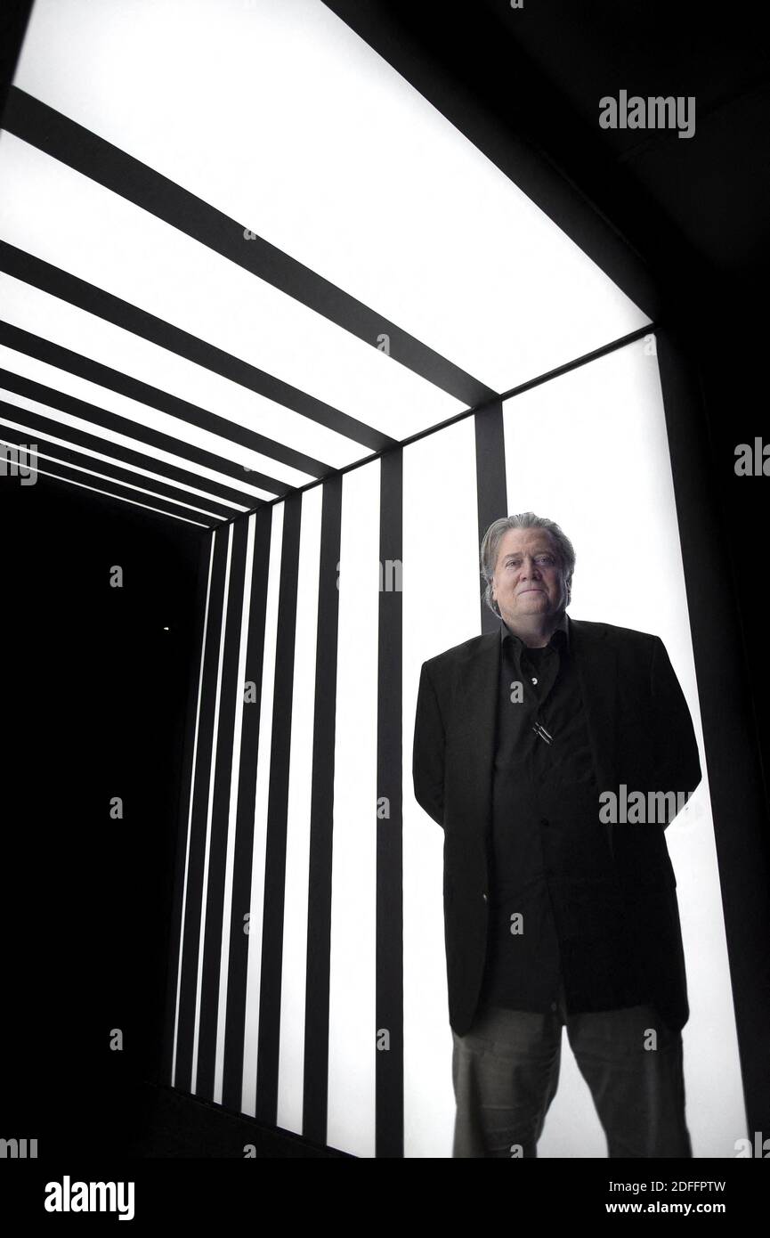 File photo - Exclusive - ex consulente controverso per il presidente degli Stati Uniti Steve Bannon pone per le immagini prima della sua apparizione su BFM TV a Parigi, Francia, 20 maggio 2019. L'ex stratega capo della Casa Bianca Steve Bannon è stato arrestato con l'accusa di defraudare centinaia di migliaia di donatori attraverso la sua campagna di raccolta fondi "We Build the Wall". Bannon e altri tre furono incriminati in un'indagine federale nel distretto meridionale di New York. I pubblici ministeri denunciano i quattro donatori depredati aumentando "più di 25 milioni di dollari per costruire un muro lungo il confine meridionale degli Stati Uniti", ma alcuni Foto Stock