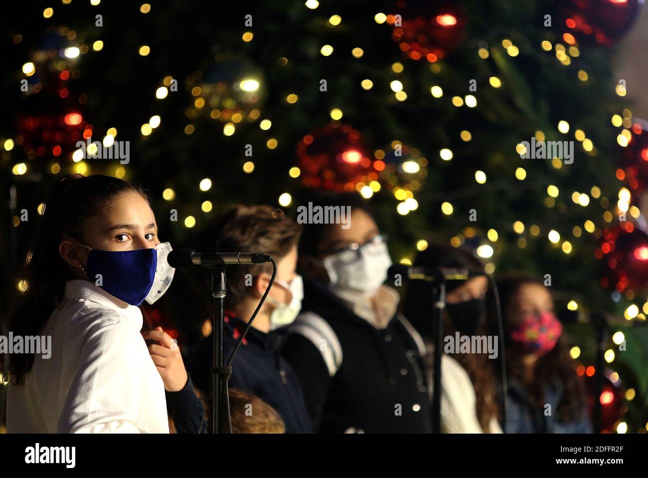 Beirut, Libano. 4 Dicembre 2020. I bambini cantano una canzone di Natale nella zona di Gemmayzeh a Beirut, Libano, il 4 dicembre 2020. La gente nella zona di Gemmayzeh, che è stata gravemente colpita dalle esplosioni di Beirut, ha cominciato recentemente a prepararsi per il prossimo Natale. Credit: Bilal Jawich/Xinhua/Alamy Live News Foto Stock