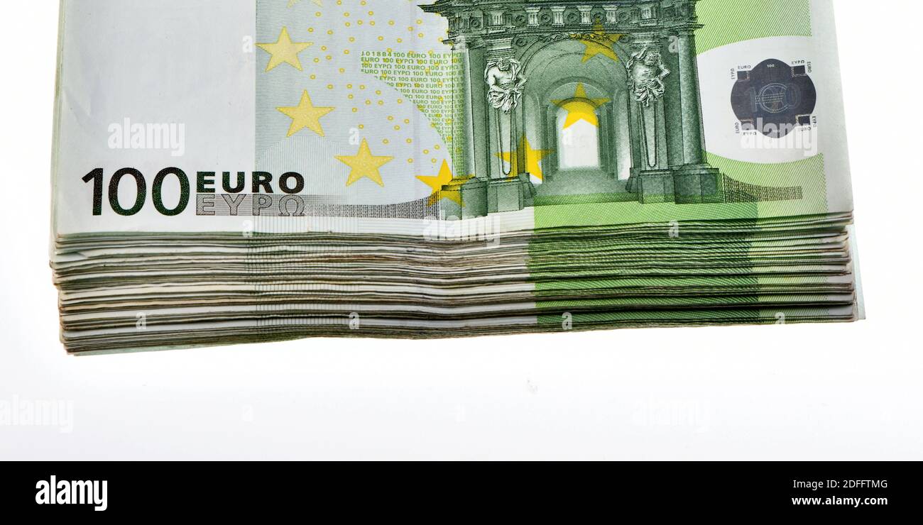 un mucchio di 10,000 euro su cento 100 banconote isolate su sfondo bianco Foto Stock