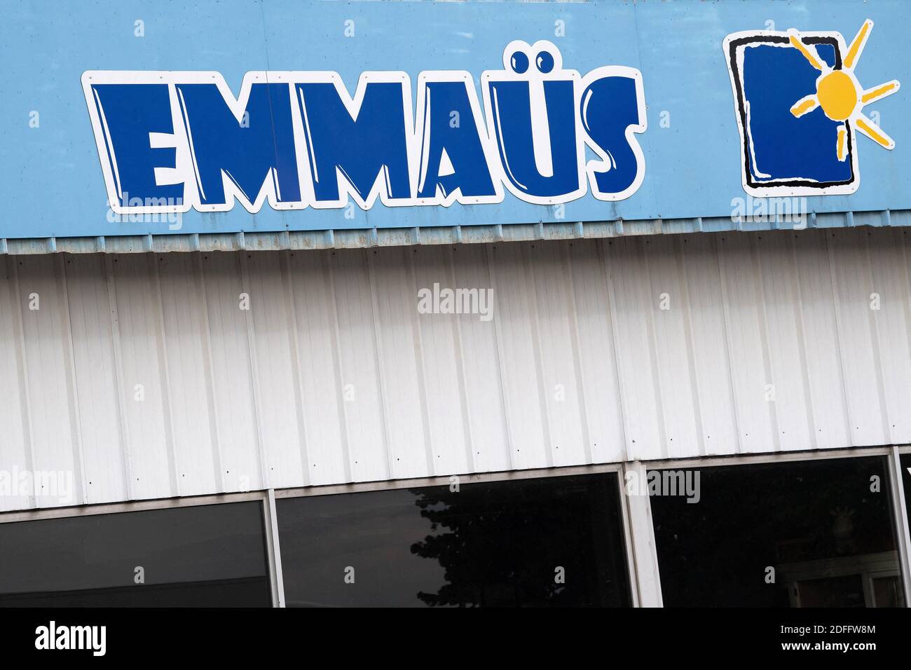 Un segno negozio di EMMAUS, il 24 2020 agosto a Parthenay, Francia. Foto di David Niviere/ABACAPRESS.COM Foto Stock