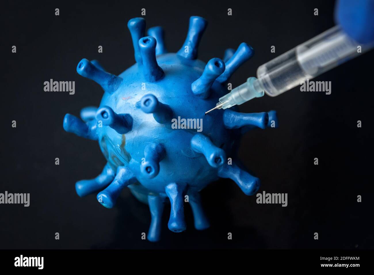 Vaccino e trattamento del coronavirus, iniezione con siringa nel modello di COVID-19 corona virus close-up. Concetto di farmaci coronavirus, terapia, cura, colpo e. Foto Stock