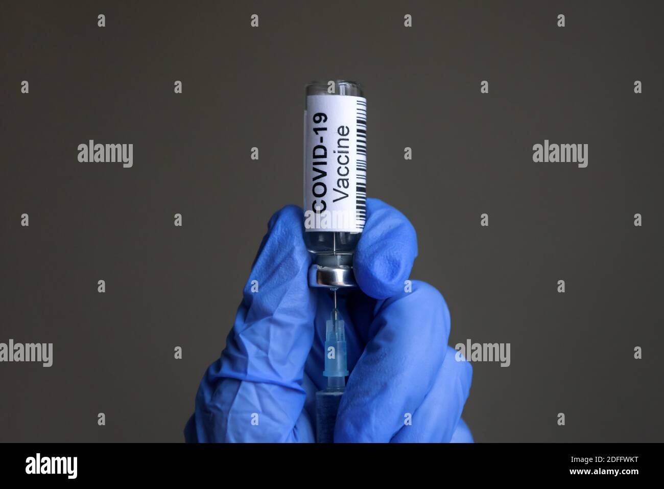 Flacone di vaccino COVID-19 e siringa per la cura del coronavirus da vicino alle mani gualde del medico. Concetto di trattamento del virus corona, iniezione di vaccino, notizie Foto Stock