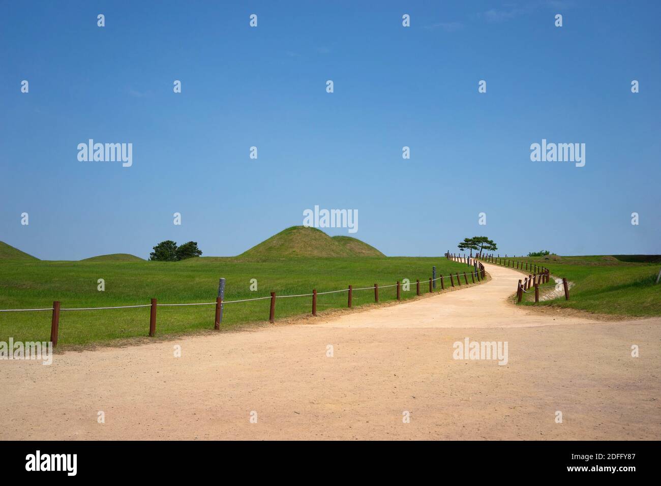 Gyeongju, Corea del Sud - 31 maggio 2020. Tombe reali con cielo blu Foto Stock