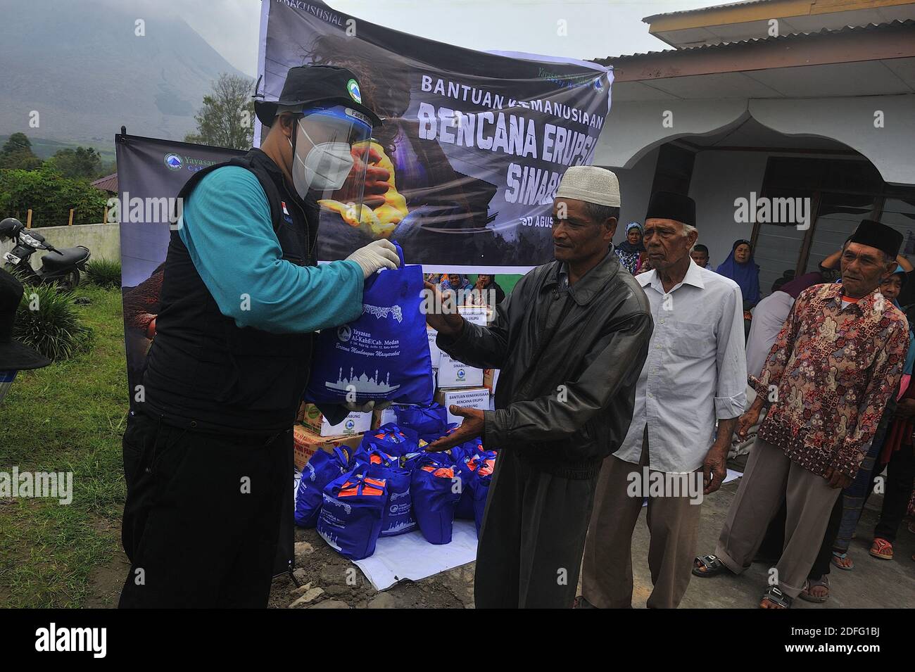 I residenti che hanno colpito l'eruzione del vulcano Sinabung hanno ricevuto l'aiuto dai volontari della Fondazione al Kahfi come un'azione di aiuto caritativa per i residenti dei villaggi di Kuta Tengah, Berastepu e Gamber (Tiga Serangkai) presso la moschea al-Jihad di Karo, Sumatra settentrionale, Indonesia, il 30 agosto 2020. In diverse notizie relative all'eruzione del vulcano Sinabung, umanamente alcuni volontari di al-Kahfi sono venuti a trattare la psicologia dei residenti, soprattutto per i bambini che vivono alla soglia di una zona di rischio di disastri geologici. Foto di Aditya Sutanta/ABACAPRESS.COM Foto Stock