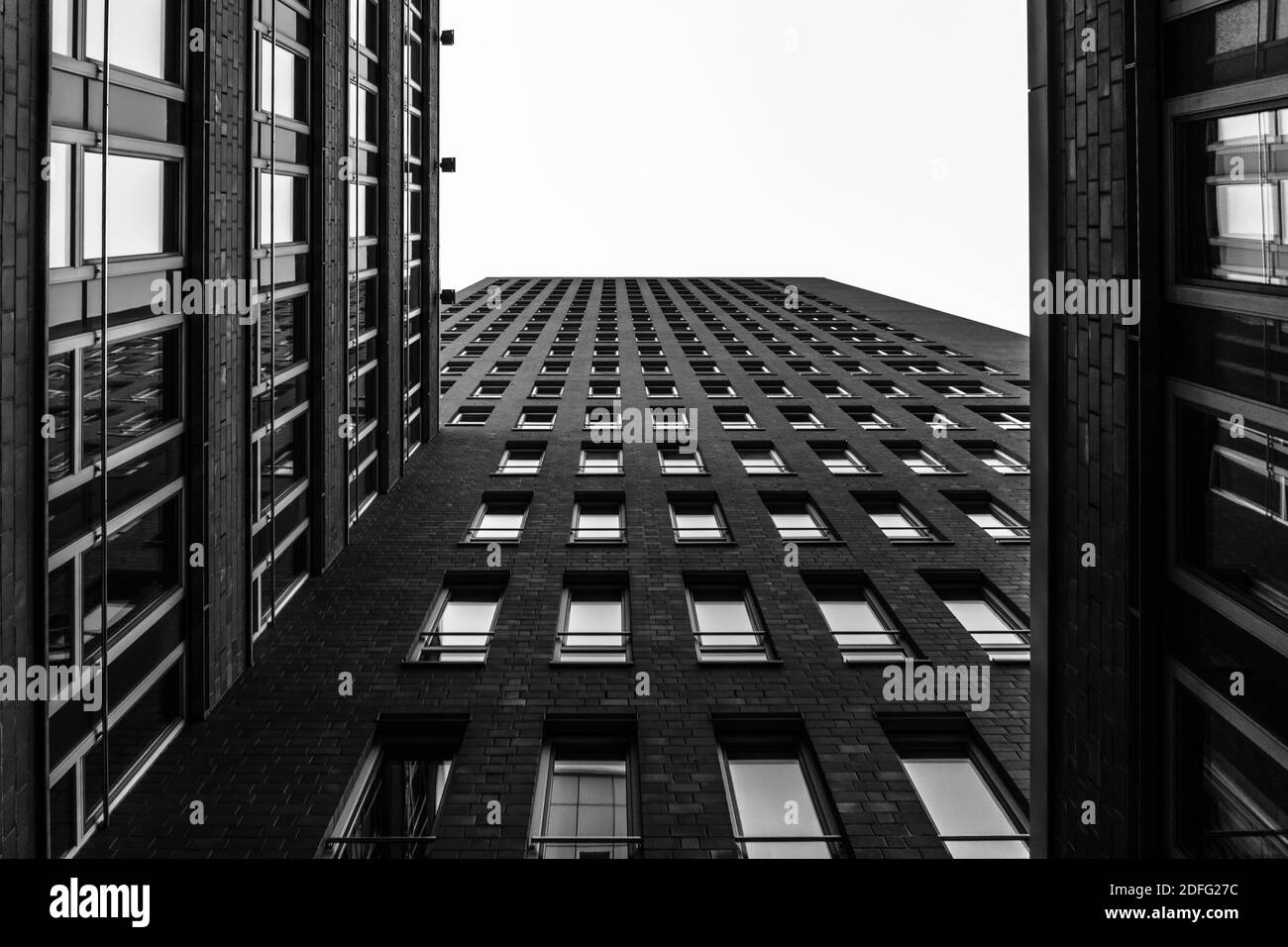 si affaccia su di una facciata in mattoni Foto Stock