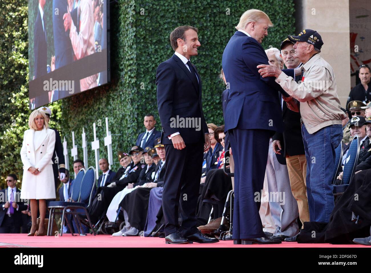 File photo datato 6 giugno 2019 del presidente degli Stati Uniti Donald Trump e del presidente francese Emmanuel Macron parlano ai veterani durante una cerimonia commemorativa del 75° anniversario del D-Day, al cimitero e memoriale americano in Normandia situato sopra Omaha Beach, a Colleville-sur-Mer, Francia. Il presidente Trump si è rifiutato di visitare un cimitero della prima guerra mondiale in Francia perché ha detto che i soldati americani morti erano "perdenti" e "scopatori". Le accuse, riportate per la prima volta nell’Atlantico, contengono più casi di Trump che fanno commenti disparati sui membri dell’esercito americano che sono stati catturati o uccisi, un Foto Stock