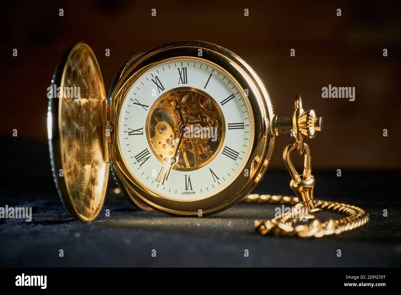 Orologio tascabile con doppio scheletro placcato ORO Hunter con numeri romani su un quadrante bianco. Foto Stock Orologio tascabile con doppio scheletro placcato ORO Hunter con numeri romani su un quadrante bianco. Foto Stock