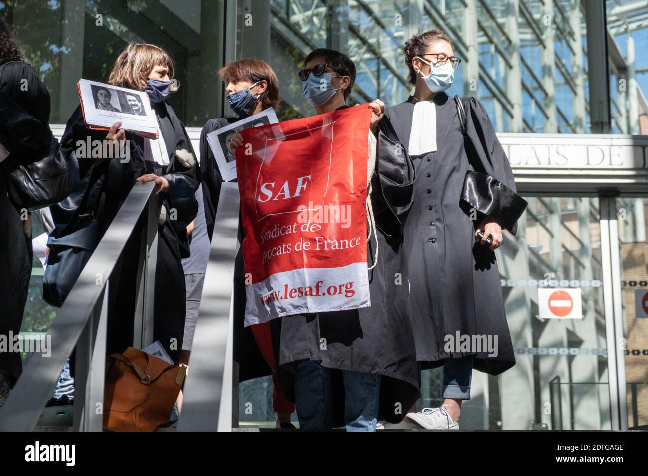 Gli avvocati del foro di Tolosa (Francia), con il Syndicat des Avocats de France (SAF), hanno osservato un minuto di silenzio davanti al tribunale il 7 settembre 2020. Dopo la morte dell'avvocato Ebru TIMTIK il 27 agosto, incarcerato in Turchia in seguito alla sua condanna per "appartenenza ad un'organizzazione terroristica", intendevano protestare contro la frequente detenzione di avvocati turchi. Ebru Tintik, che ha cercato un giusto processo, è morto dopo 238 giorni di sciopero della fame. Foto di Patrick Batard / ABACAPRESS.com Foto Stock