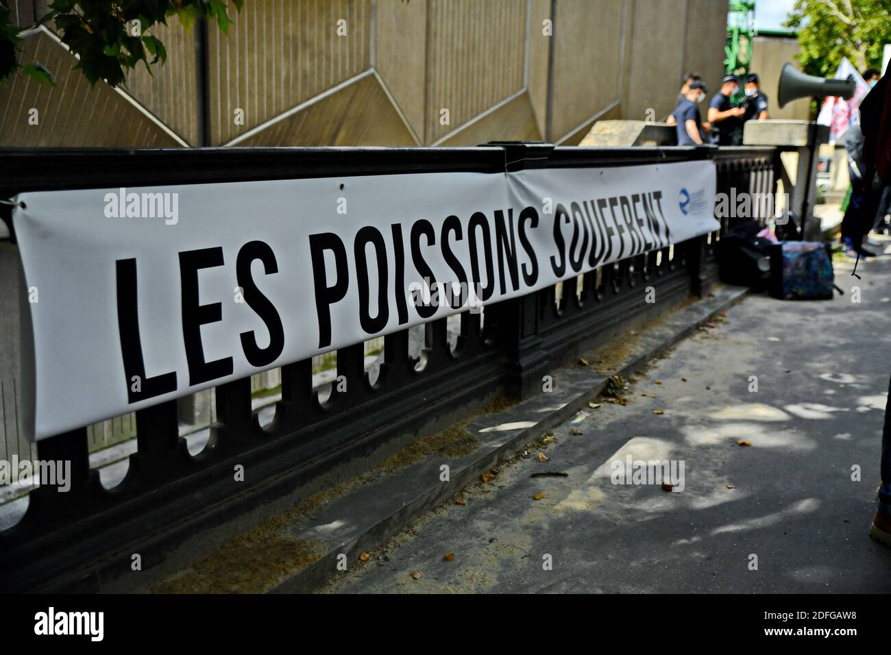 Dimostrazione di fronte all'impianto di cemento di Lafarge sul Quai de Bercy per denunciare lo scarico di sostanze inquinanti nella Senna. Parigi, Francia, il 7 settembre 2020. Si sospetta che il produttore di cemento Lafarge abbia scaricato una miscela di particelle di cemento, liquidi di trattamento e microfibre di plastica nel fiume di Parigi. La Procura di Parigi ha deciso di avviare un'indagine. Foto di Karim Ait Adjedjou/Avenir Pictures/ABACAPRESS.COM Foto Stock