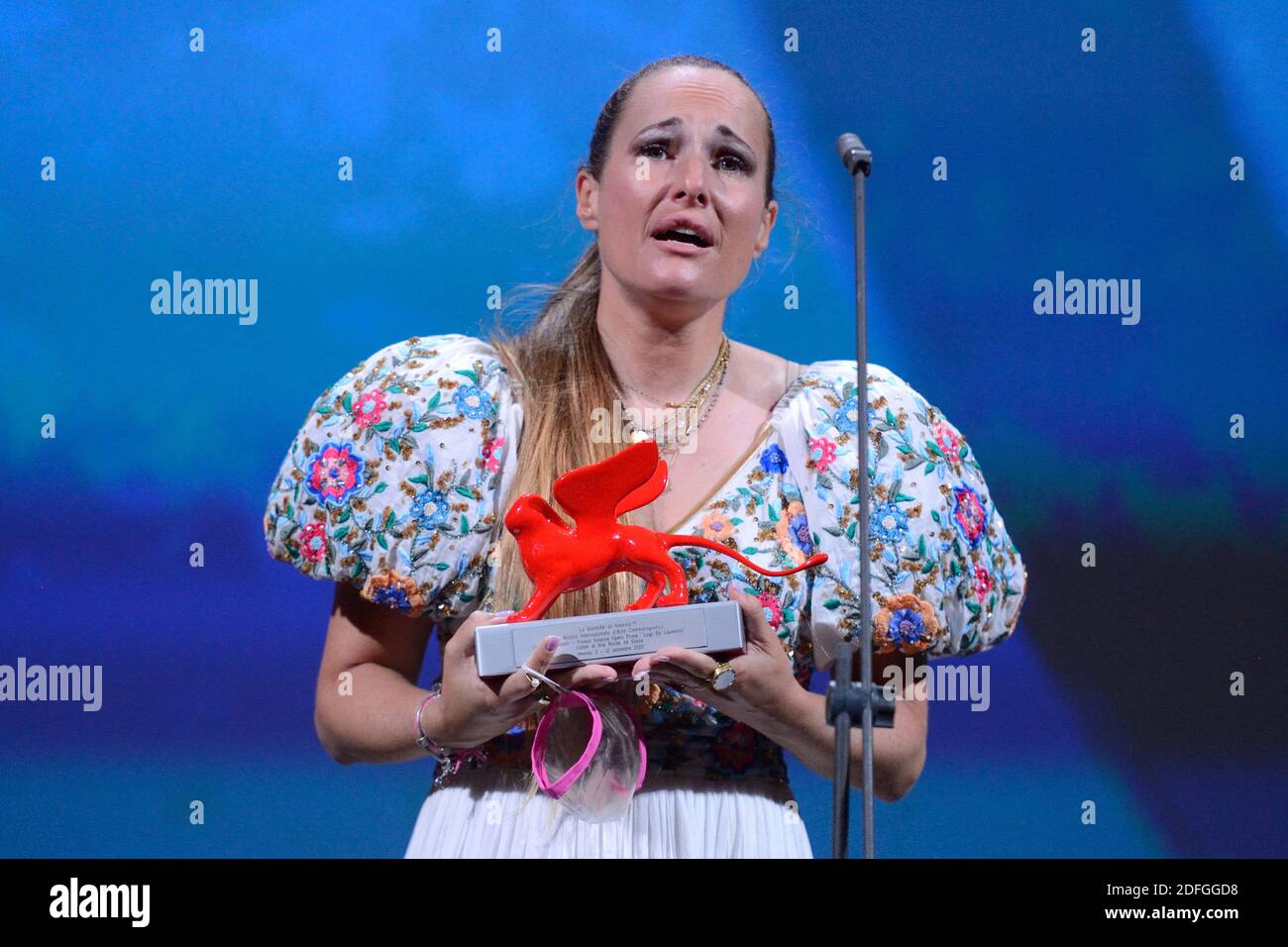 Il regista Ana Rocha de Sousa in posa con il Leone del futuro – Premio Venezia "Luigi De Laurentiis" per un film di debutto durante la cerimonia di chiusura nell'ambito del 77° Festival Internazionale del Cinema di Venezia il 12 settembre 2020. Foto di Aurore Marechal/ABACAPRESS.COM Foto Stock