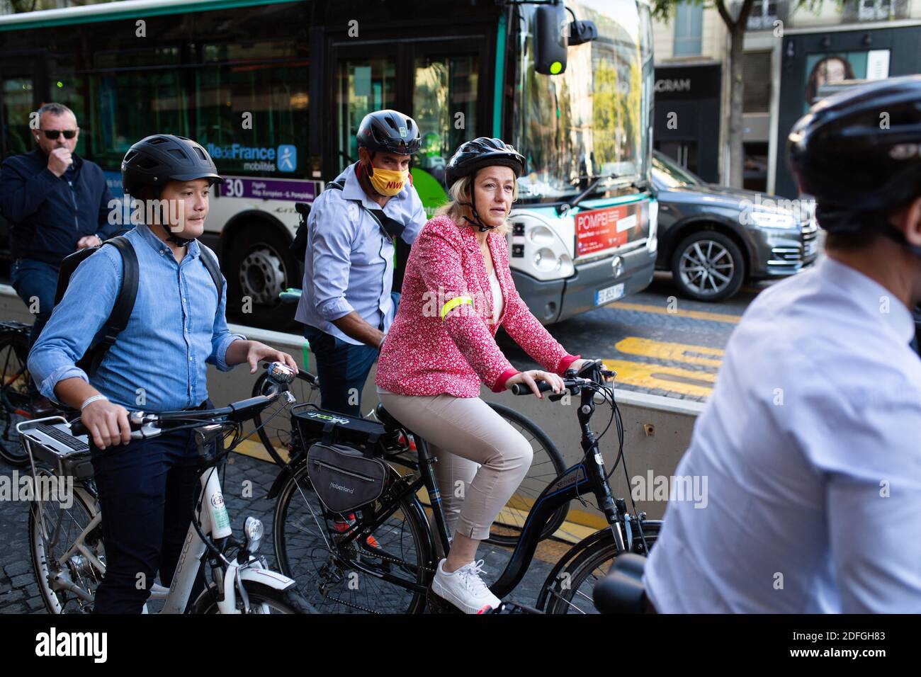 Ministro della transizione ecologica Barbara Pompili durante una presentazione di biciclette elettriche (Ebike) accanto alla torre effeil a Parigi il 14 2020 settembre. Foto di Raphael Lafargue/ABACAPRESS.COM Foto Stock