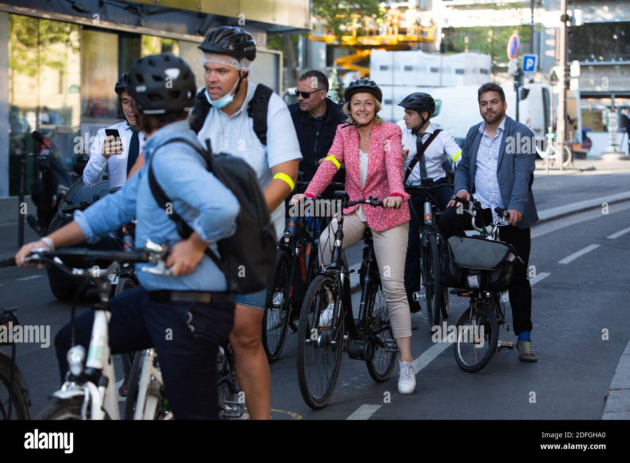 Ministro della transizione ecologica Barbara Pompili durante una presentazione di biciclette elettriche (Ebike) accanto alla torre effeil a Parigi il 14 2020 settembre. Foto di Raphael Lafargue/ABACAPRESS.COM Foto Stock