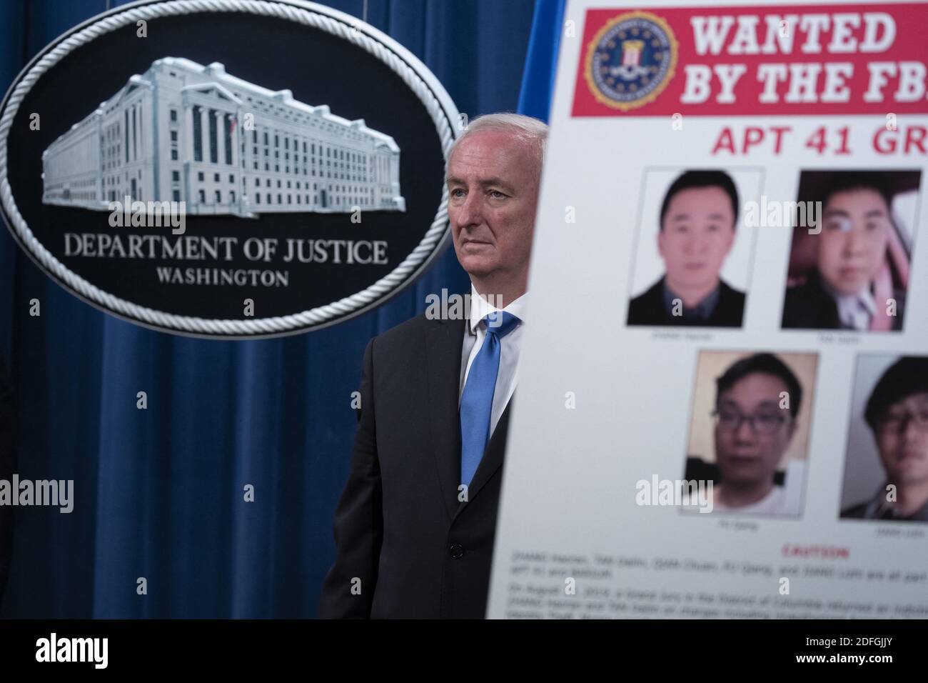 Il vice procuratore generale Jeffery A Rosen ascolta il vice direttore dell'FBI David Bowdich parlare di accuse e arresti relativi alla campagna di intrusione informatica legata al governo cinese il gruppo chiamato âÂ€ÂœAPT 41âÂ€Â al Dipartimento di Giustizia di Washington, D.C. mercoledì 16 settembre 2020. Foto di Tasos Katopodis/piscina/ABACAPRESS.COM Foto Stock