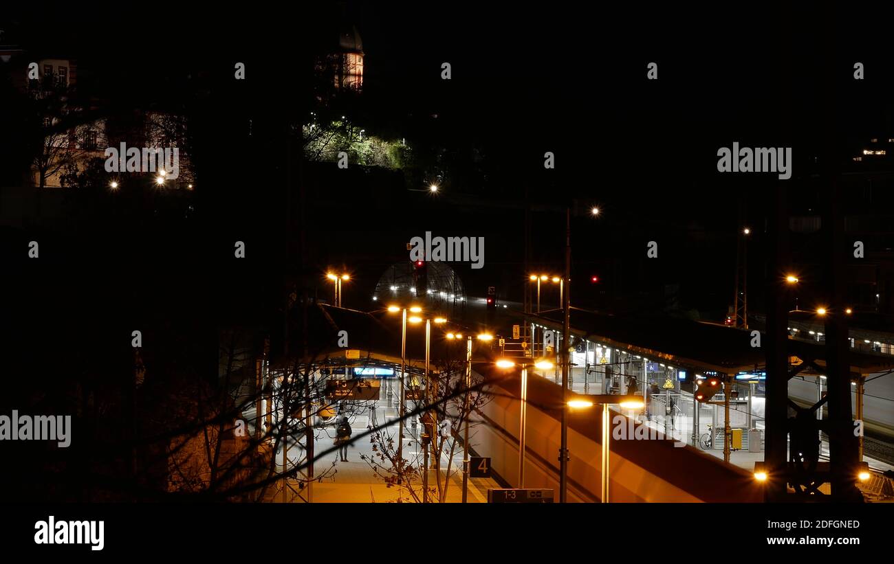 Molto tranquilla stazione ferroviaria di Magonza durante la notte la corona pandemia Foto Stock