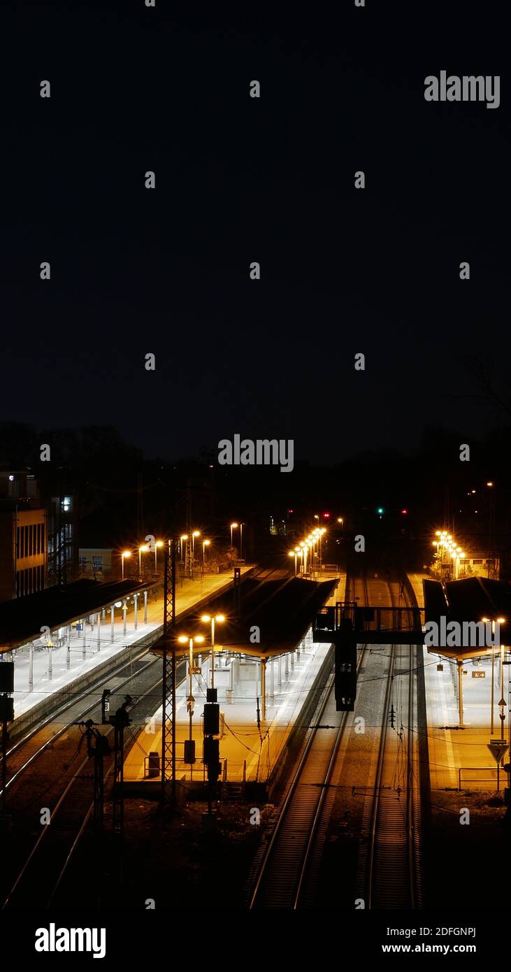 Molto tranquilla stazione ferroviaria di Magonza durante la notte la corona pandemia Foto Stock