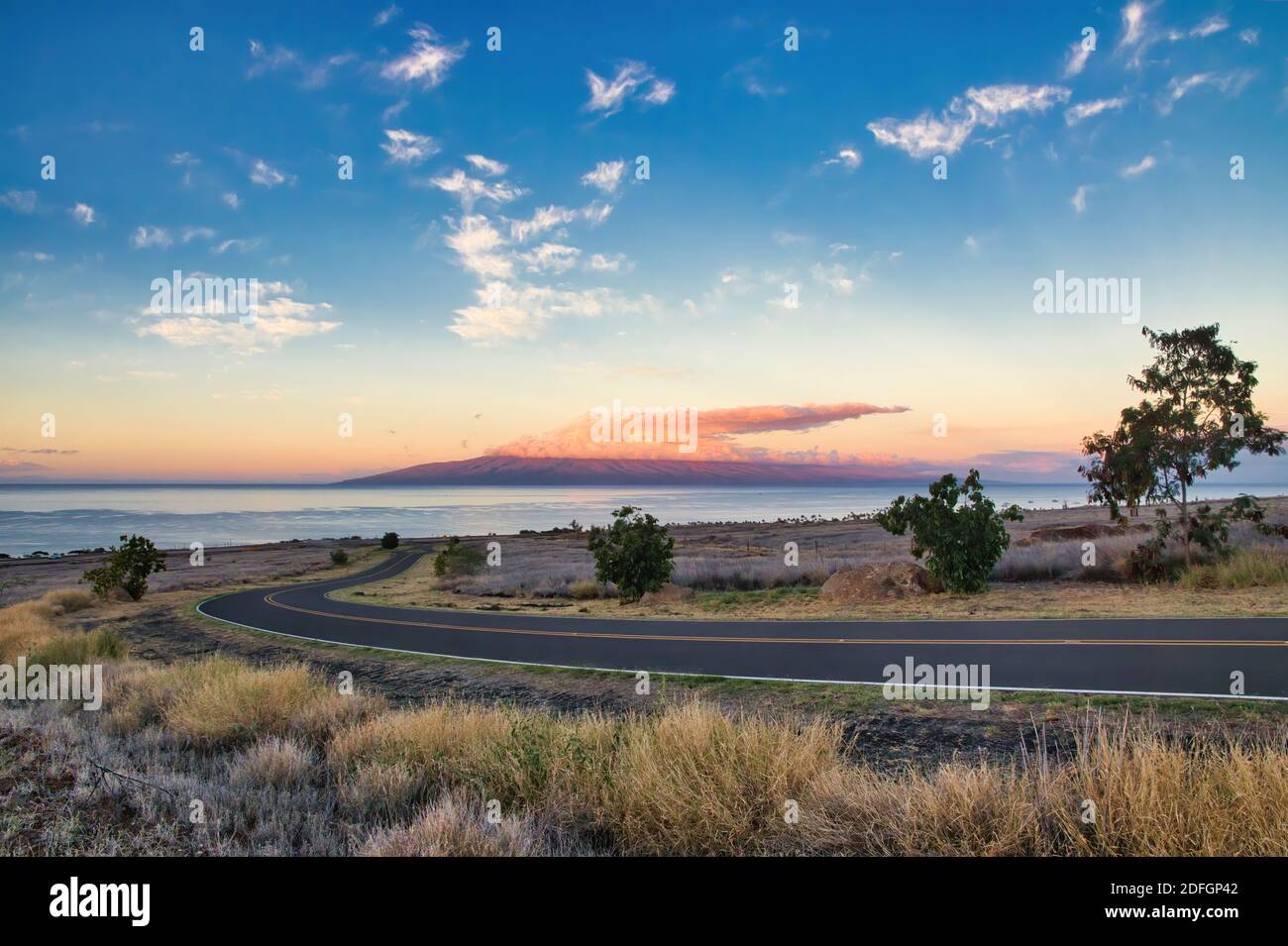 Vista di Lanai da una curva in una strada su Maui. Foto Stock
