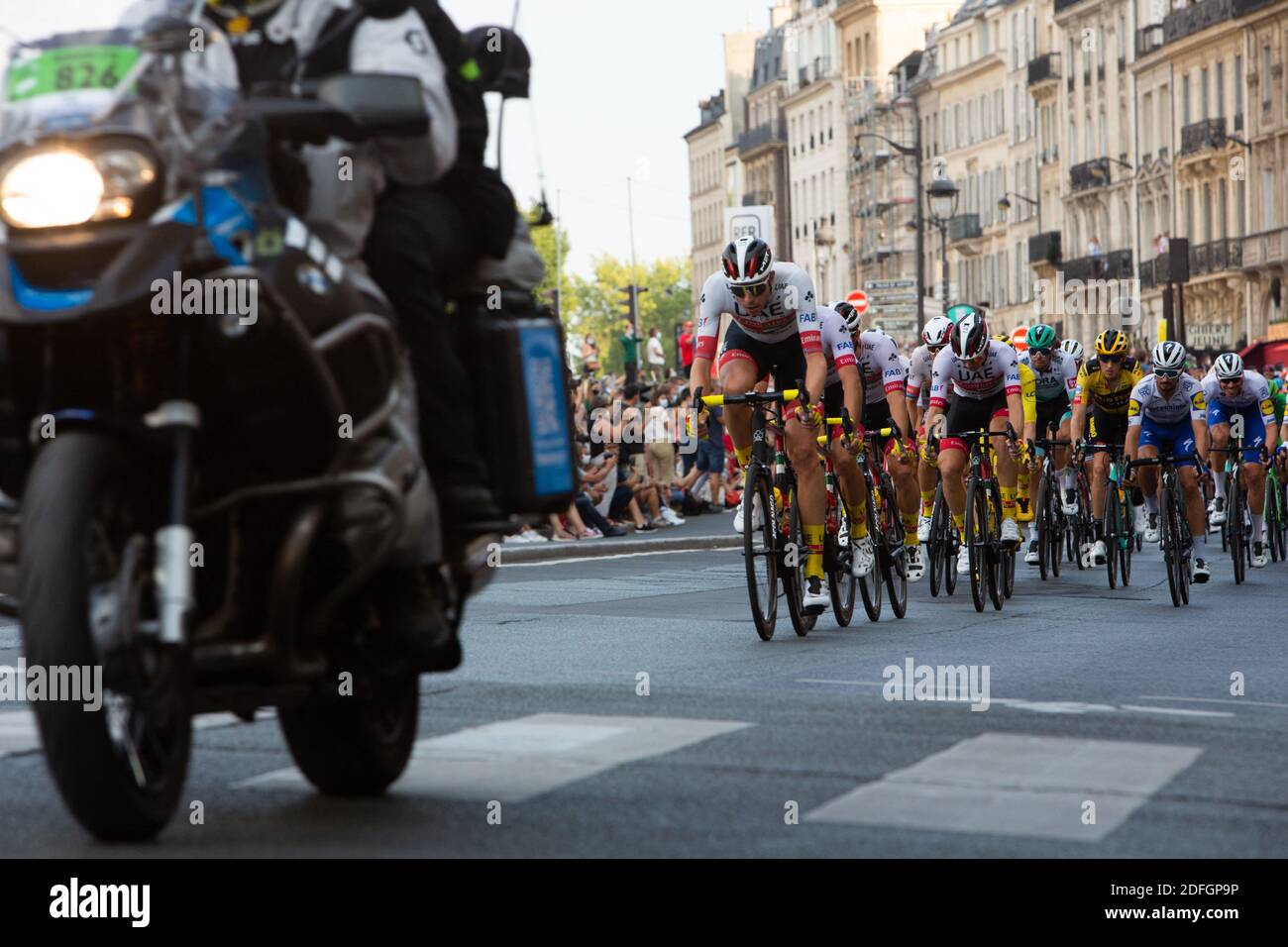 Il pacchetto corre durante la 21esima e ultima tappa della 107a edizione della corsa ciclistica Tour de France a saint michel vicino alla cattedrale di Notre Dame, a 122 km tra Mantes-la-Jolie e Champs Elysees Parigi, il 20 settembre 2020. Foto di Raphael Lafargue/ABACAPRESS.COM Foto Stock