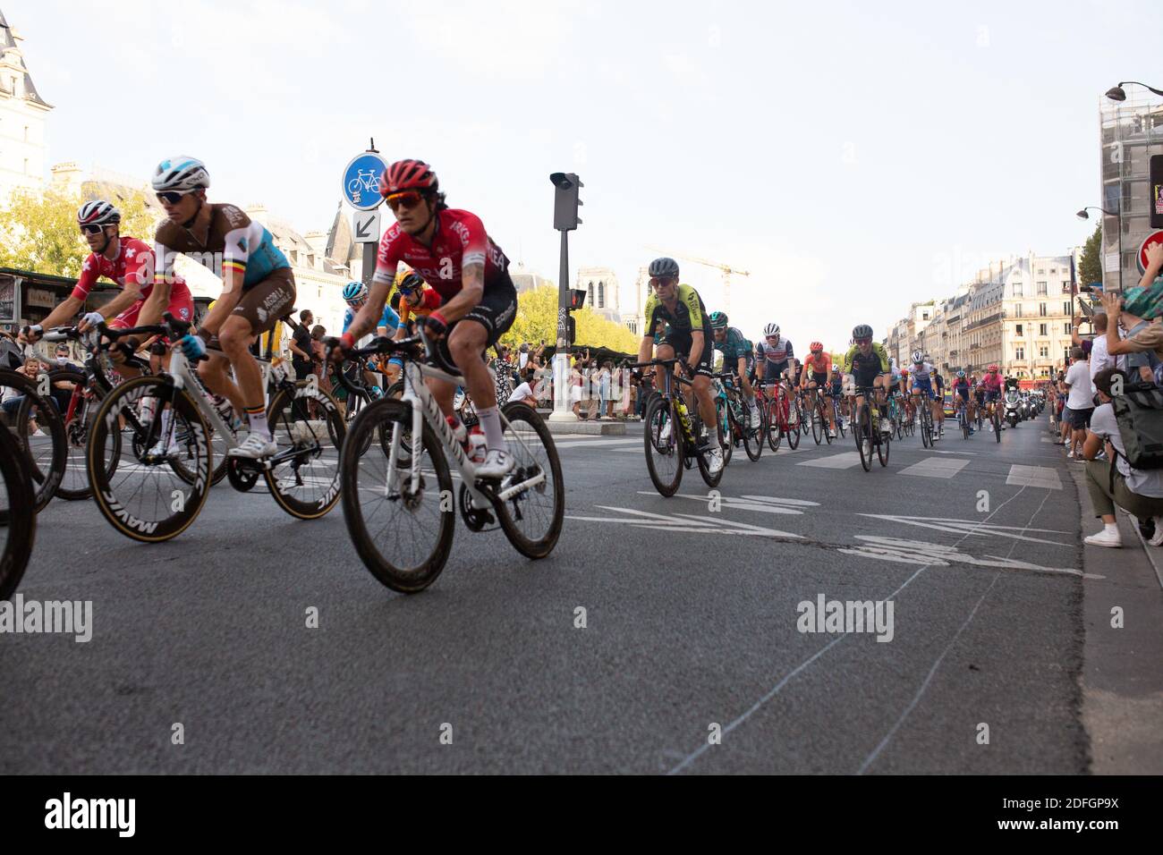 Il pacchetto corre durante la 21esima e ultima tappa della 107a edizione della corsa ciclistica Tour de France a saint michel vicino alla cattedrale di Notre Dame, a 122 km tra Mantes-la-Jolie e Champs Elysees Parigi, il 20 settembre 2020. Foto di Raphael Lafargue/ABACAPRESS.COM Foto Stock