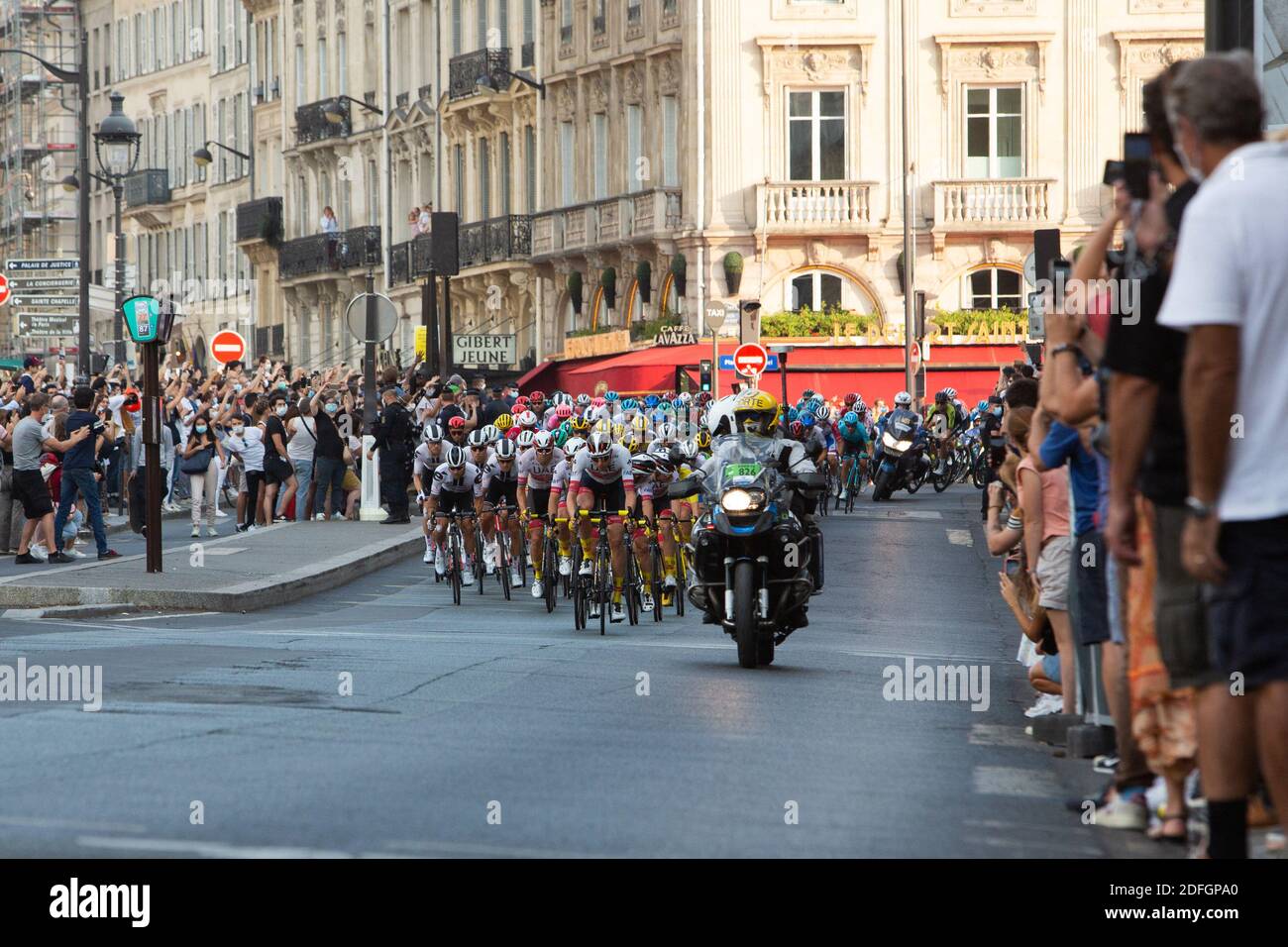 Il pacchetto corre durante la 21esima e ultima tappa della 107a edizione della corsa ciclistica Tour de France a saint michel vicino alla cattedrale di Notre Dame, a 122 km tra Mantes-la-Jolie e Champs Elysees Parigi, il 20 settembre 2020. Foto di Raphael Lafargue/ABACAPRESS.COM Foto Stock