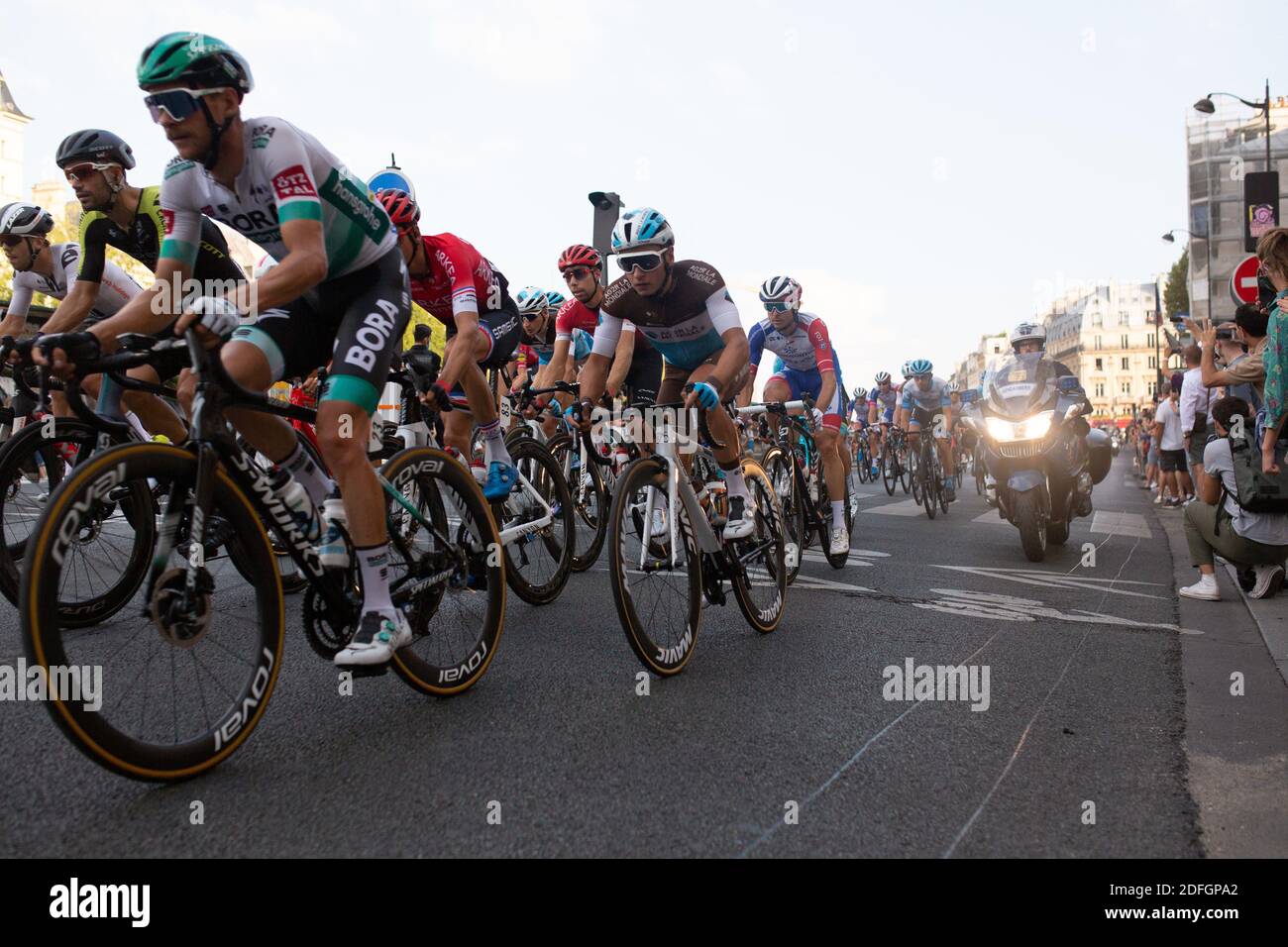 Il pacchetto corre durante la 21esima e ultima tappa della 107a edizione della corsa ciclistica Tour de France a saint michel vicino alla cattedrale di Notre Dame, a 122 km tra Mantes-la-Jolie e Champs Elysees Parigi, il 20 settembre 2020. Foto di Raphael Lafargue/ABACAPRESS.COM Foto Stock