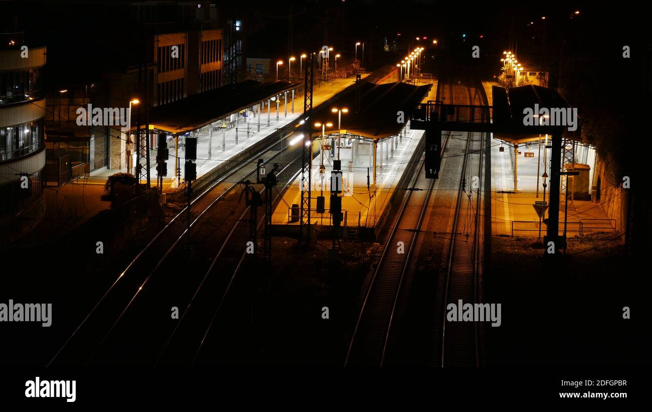 Molto tranquilla stazione ferroviaria di Magonza durante la notte la corona pandemia Foto Stock