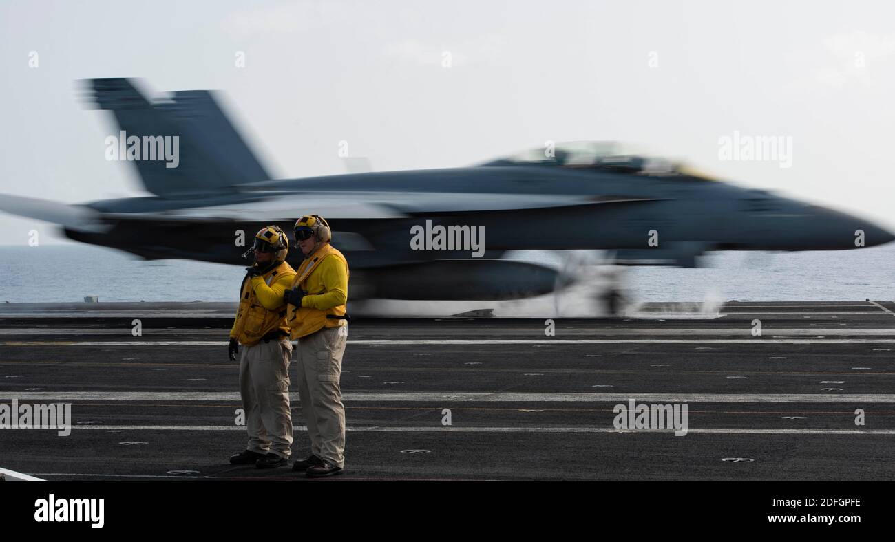 Foto del 3 settembre 2020 di un F/A-18F Super Hornet, tratto dal "Fighting Redcks" di Strike Fighter Squadron (VFA) 22, esce dal ponte di volo della portaerei USS Nimitz (CVN 68). Una portaerei degli Stati Uniti ha superato senza eventi lo stretto di Hormuz per entrare nel Golfo Venerdì, la Marina ha annunciato. Un gruppo di scioperi guidato dalla USS Nimitz e comprendente due incrociatori missilistici guidati e un cacciatorpediniere missilistico guidato ha navigato nel Golfo per operare e allenarsi con i partner statunitensi e sostenere la coalizione che combatte il gruppo dello Stato Islamico (ISIS), la quinta flotta statunitense ha aggiunto in una dichiarazione. Il Nimitz, Americ Foto Stock