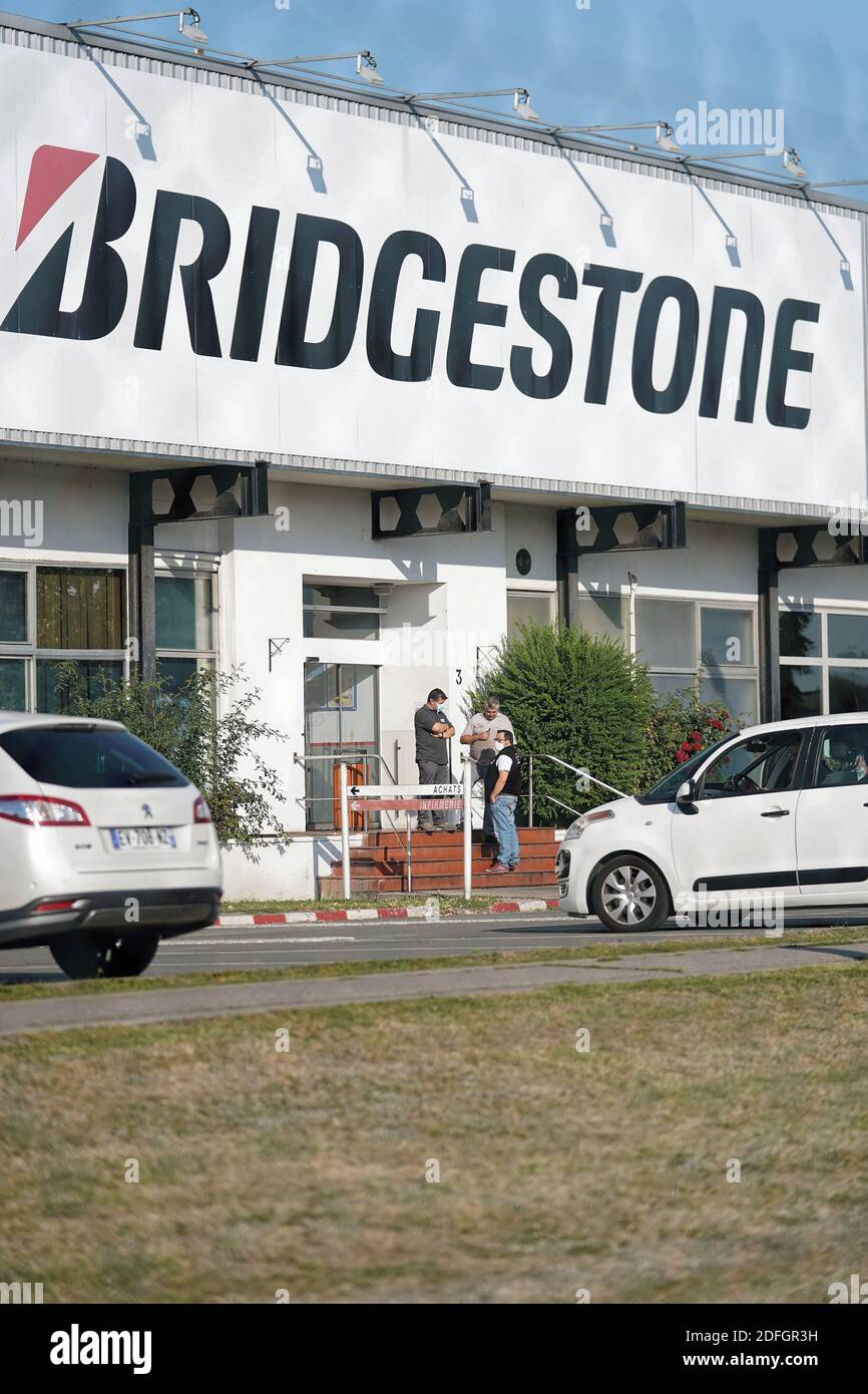 I dipendenti parlano al di fuori dello stabilimento giapponese Bridgestone di Bethune, nel nord della Francia, il 21 settembre 2020, dopo l'annuncio della chiusura del sito. Bridgestone chiuderà definitivamente il suo stabilimento di Bethune che impiega 863 persone nella produzione di pneumatici per auto, AFP ha imparato dalla gestione il 21 settembre. Citando l'eccesso di capacità produttiva in Europa e la concorrenza dei marchi asiatici a basso costo, il gruppo afferma di voler limitare il più possibile il numero di licenziamenti mediante misure di prepensionamento, ridistribuzione interna o esterna dei dipendenti e ricerca di un acquirente per il Foto Stock