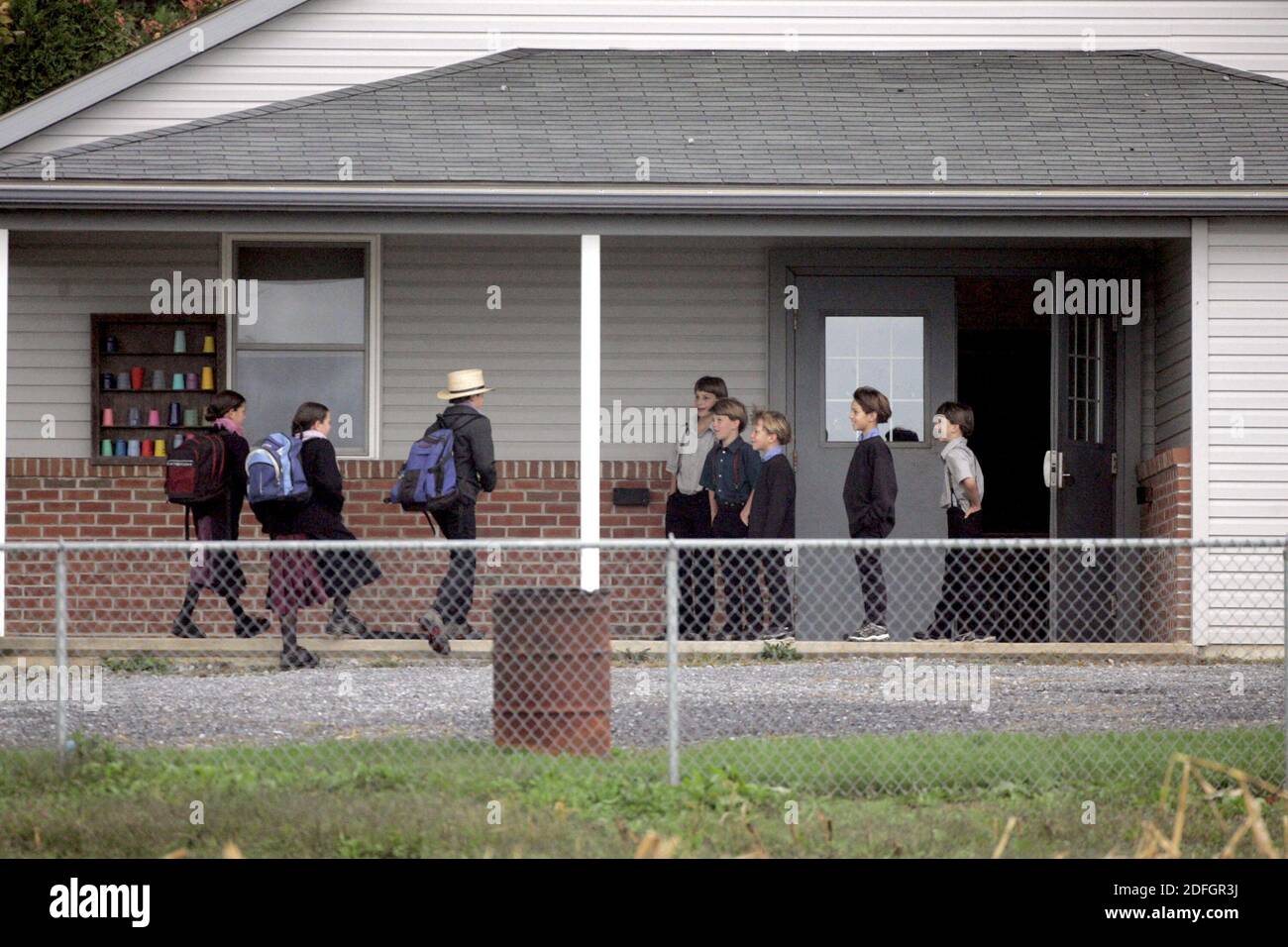 NO FILM, NO VIDEO, NO TV, NO DOCUMENTARY - file photo datato 12 ottobre 2006 dei bambini Amish si salutano l'un l'altro quando arrivano alla loro scuola di una stanza circa un miglio da dove un equipaggio di demolizione stava eliminando i detriti dalla West Nickel Mines Amish School a Nickel Mines, Pennsylvania, Stati Uniti. In un discorso del 14 settembre, il presidente francese Emmanuel Macron ha respinto le riserve sulle infrastrutture di telecomunicazione 5G in commenti sul "ritorno alla lampada a petrolio" e sulla vita come gli Amish, una borsa cristiana nota per la sua riluttanza ad adottare la tecnologia moderna. Foto di Barbara L. Johnston/Philadelphia Foto Stock