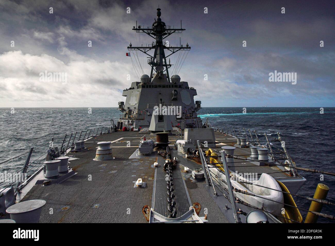 La foto del file della mano datata 30 agosto 2020 del cacciatorpediniere missilistico guidato di classe Arleigh Burke USS Halsey (DDG 97) conduce un transito di routine attraverso lo stretto di Taiwan. Una nave da guerra della Marina statunitense ha attraversato lo stretto e sensibile stretto di Taiwan per la seconda volta in due settimane. Il Ministero della Difesa di Taiwan ha confermato l'operazione lunedì in mezzo alle crescenti tensioni tra la Cina e gli Stati Uniti. Il ministero ha detto che un cacciatorpediniere statunitense, che non chiamava, aveva navigato in direzione sud attraverso lo stretto e continuava a navigare verso sud. Sia la Cina che gli Stati Uniti stanno intensificando il loro passo Foto Stock