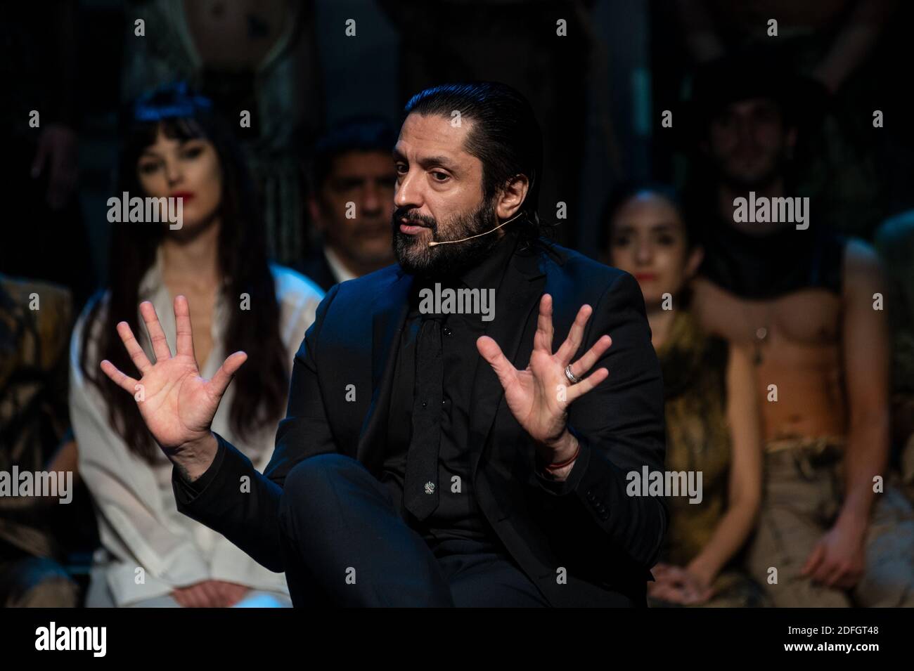 Madrid, Spagna. 04 dicembre 2020. La ballerina e coreografa Rafael Amargo si muove durante una conferenza stampa dopo essere stato arrestato martedì scorso insieme alla sua partner, la ballerina anche, Luciana Bongianino. Rafael Amargo è stato rilasciato giovedì sera dopo aver trascorso due giorni in detenzione accusata di traffico di droga e di appartenenza a un'organizzazione criminale. Rafael Amargo ha partecipato ai media in teatro insieme alla squadra che lo accompagna nel suo prossimo show 'Yerma'. Credit: Marcos del Mazo/Alamy Live News Foto Stock