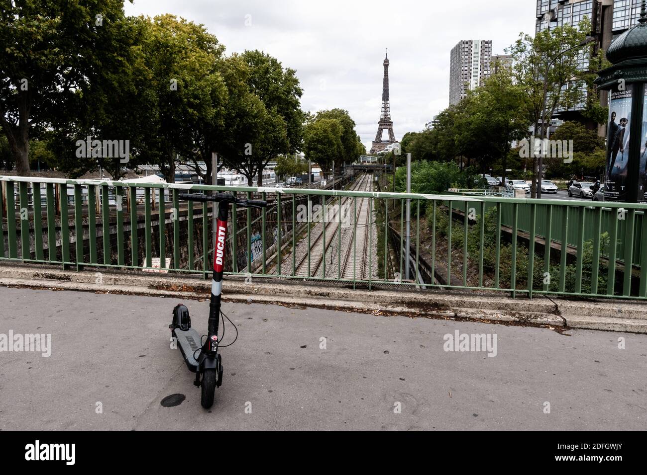 Ducati lancia a Parigi un nuovo scooter da calcio per adulti che può arrivare fino a 25 km all'ora, tra cui la Ducati Pro 2 che porta il classico rosso del marchio italiano. Parigi, Francia, 24 settembre 2020. Foto di Daniel Derajinski/ABACAPRESS.COM Foto Stock