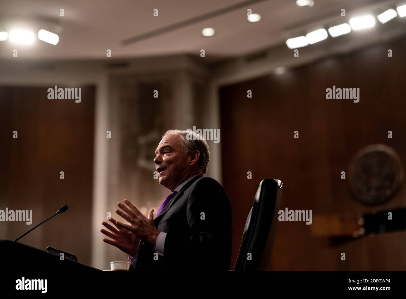 Il senatore Tim Kaine (D-VA) parla durante un'audizione della Commissione del Senato per le relazioni estere sulla politica statunitense in Medio Oriente su Capitol Hill a Washington, DC, il 24 settembre 2020. Foto di Erin Schaff/piscina/ABACAPRESS.COM Foto Stock