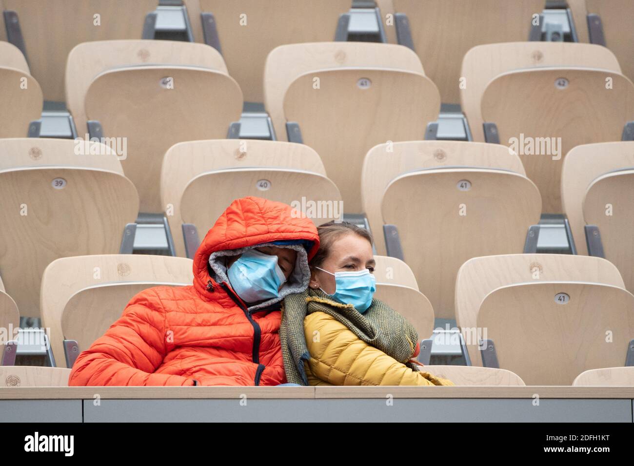 Spettatori negli stand durante il torneo di tennis francese Open al Roland Garros il 28 settembre 2020 a Parigi, Francia. Gli organizzatori del French Open hanno inizialmente annunciato piani ambiziosi per consentire ai fan di Roland Garros al 60% di capacità all'inizio di quest'estate, ma questo è stato ridotto a 13,500 il mese scorso. Ciò è rapidamente diventato solo 5,000 – tutti i quali avrebbero guardato l’azione contro la Corte Philippe Chatrier, ma questi piani non sono stati possibili da realizzare neanche. "A Roland Garros applicheremo le stesse regole di altri paesi", ha dichiarato il primo ministro francese Jean Castex. "Andremo dal 5,000 al 1,000." Foto di Laurent Foto Stock