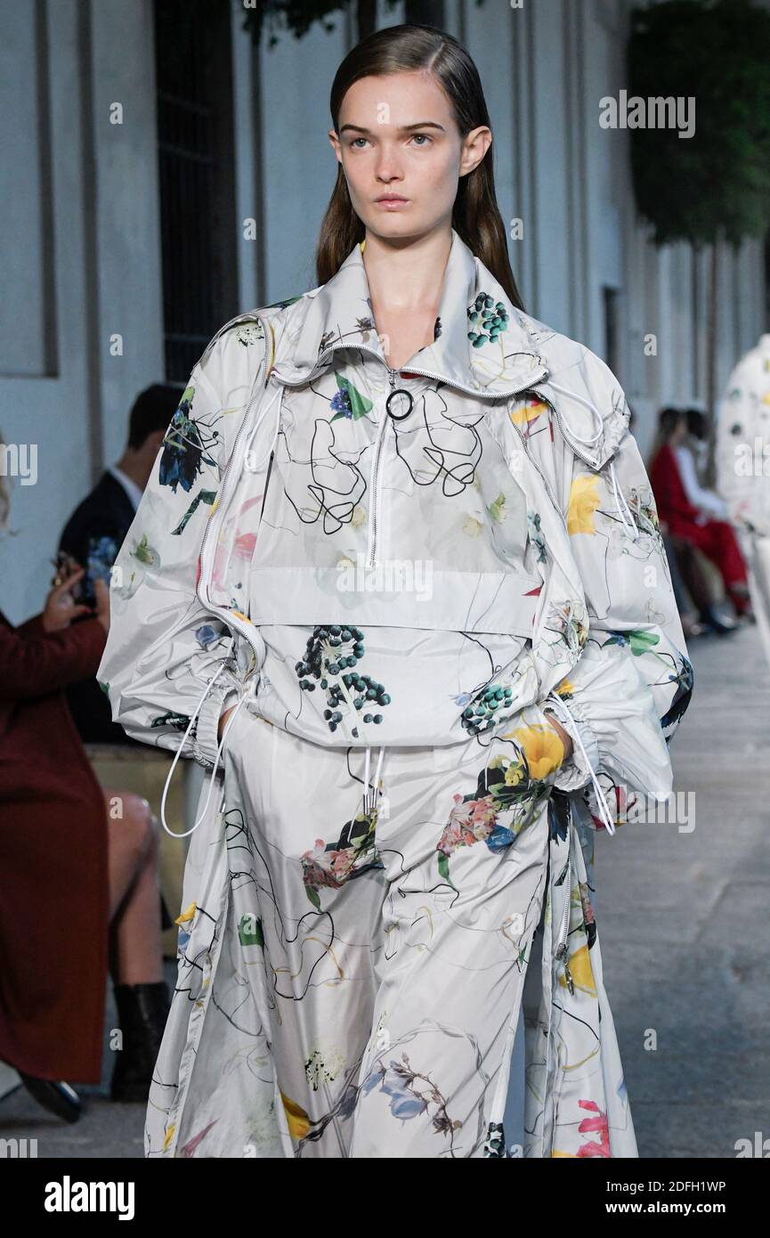 Una modella percorre la pista alla sfilata di moda Hugo Boss durante la settimana della Moda femminile di Milano il 25 settembre 2020 a Milano. Foto di Alain Gil-Gonzalez/ABACAPRESS.COM Foto Stock
