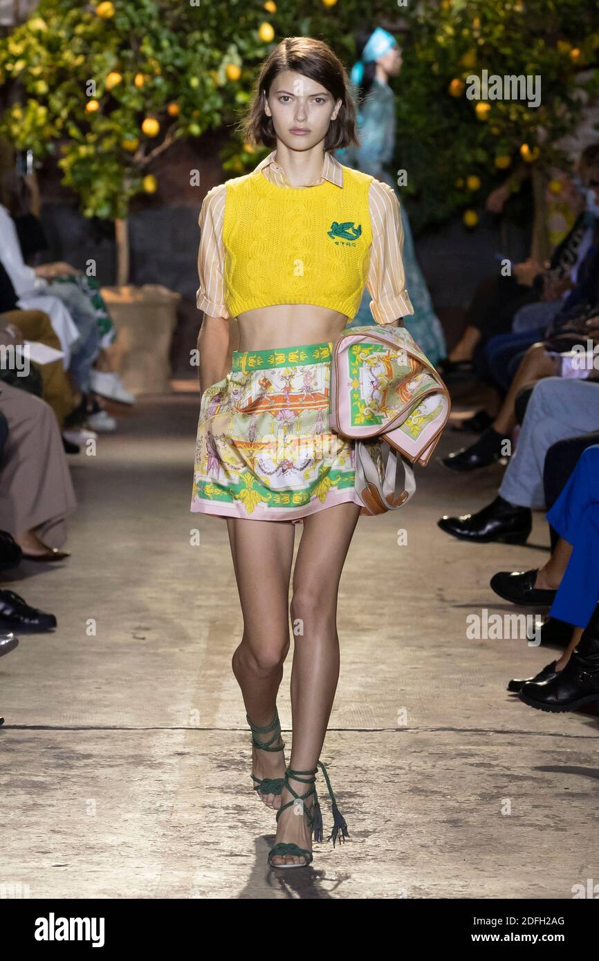 Un modello cammina sulla pista alla sfilata di moda Etro Ready to Wear Primavera Estate 2021 durante la settimana della Moda femminile di Milano il 24 settembre 2020 a Milano. Foto di Alain