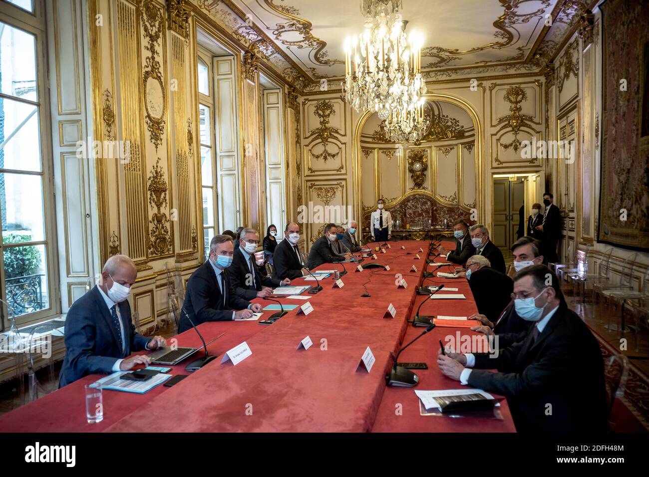Jean CASTEX (primo Ministro), Bruno LE MAIRE (Ministro dell'Economia, delle Finanze e della ripresa), e Alain GRISET, Ministro responsabile delle piccole e medie imprese incontrano i rappresentanti del settore alberghiero, dei caffè e della ristorazione. Hotel de Matignon, Parigi, Francia, 29 settembre 2020. Foto di Nicolas Messyasz/pool/ABACAPRESS.COM Foto Stock