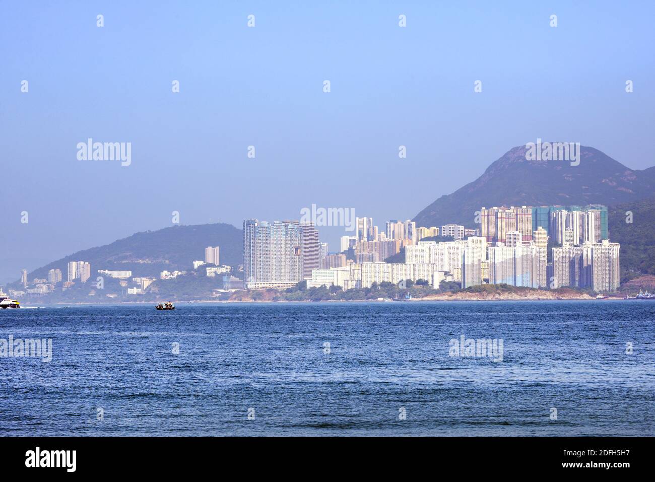Una vista dell'isola di Hong Kong da Sok Kwu WAN sull'isola di Lamma. Foto Stock